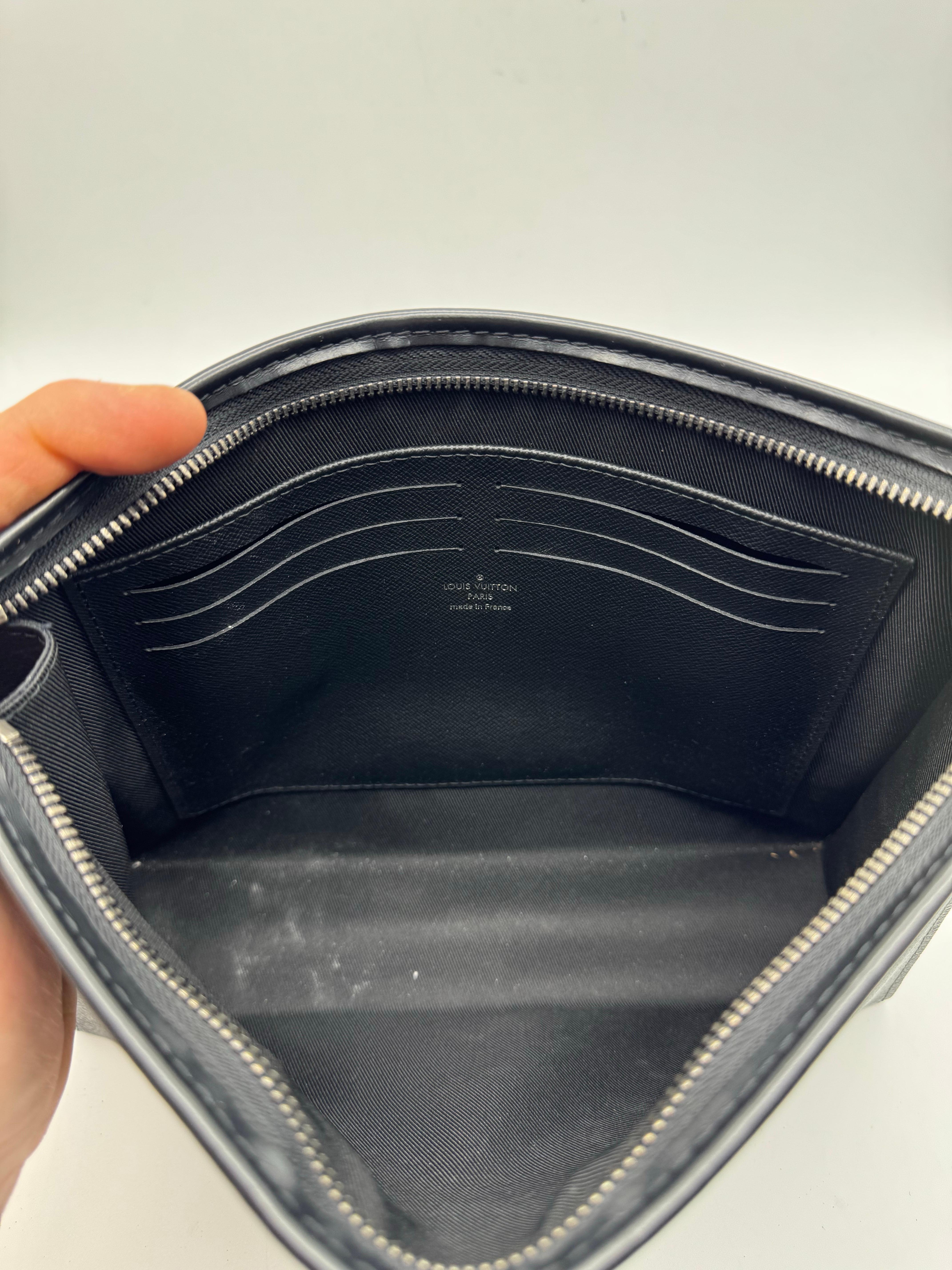 Louis Vuitton - Pochette de voyage Graphite Unisexe en vente