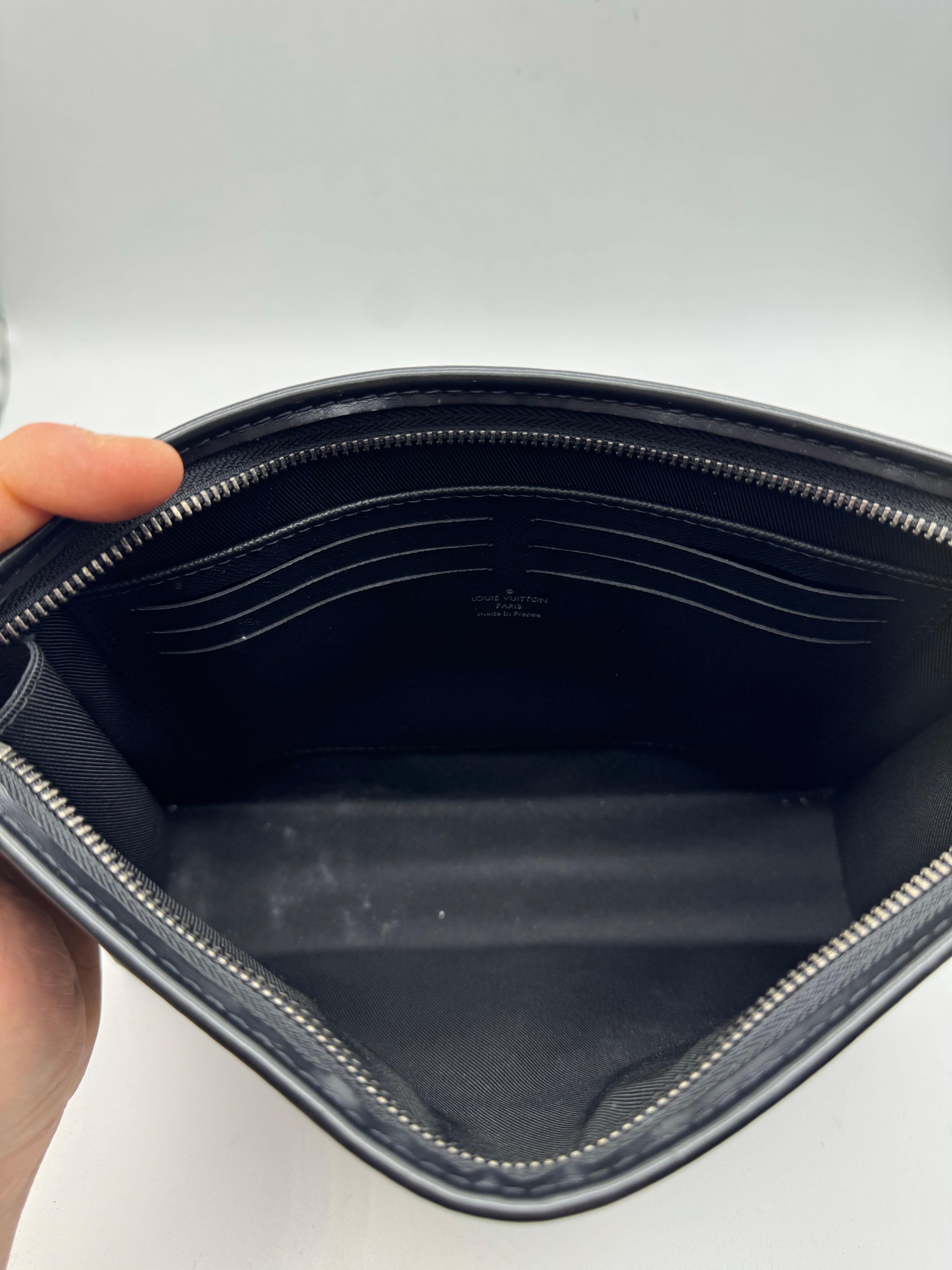 Louis Vuitton - Pochette de voyage Graphite en vente 1