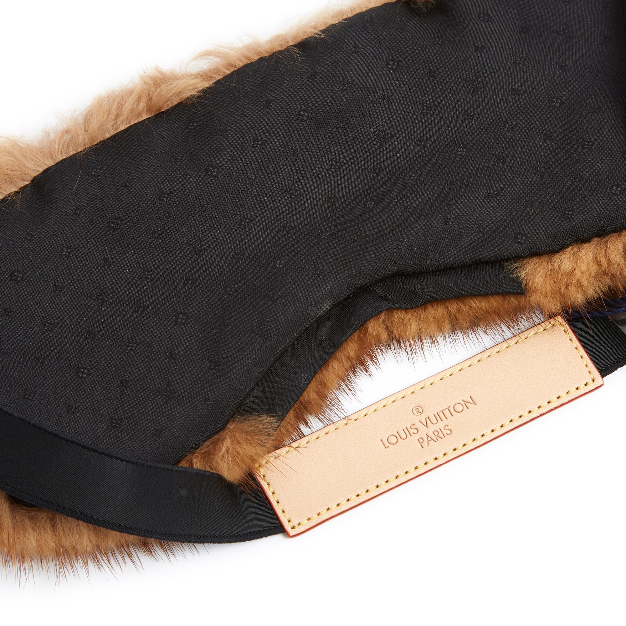 Masque de sommeil Louis Vuitton en vison naturel teinté motif Monogram doublé de toile Monogram noire, équipé d'un bandeau en cuir signé Louis Vuitton et d'un double ruban élastique pour s'ajuster à toutes les tailles, livré dans sa pochette