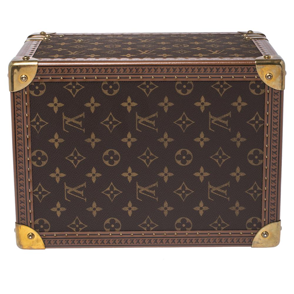 You won't have to sacrifice style while traveling with the chic boite flacons cosmetic case by Louis Vuitton. Crafted from iconic monogram canvas, this suitcase features a Louis Vuitton ID holder, reinforced corners and a top leather handle. The