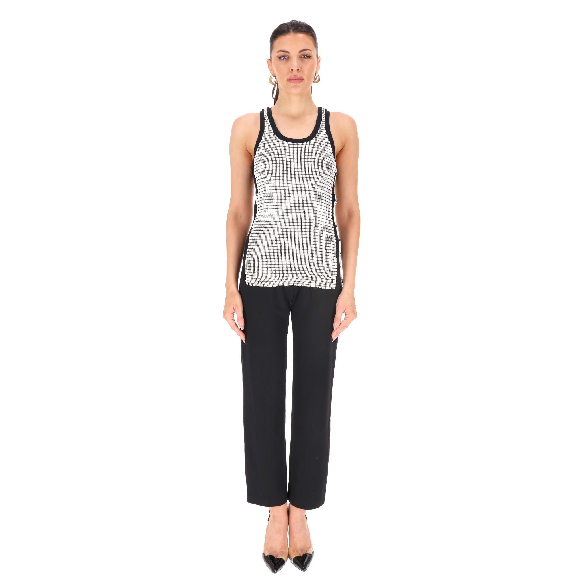 Louis Vuitton Waffle Texture Lambskin Tank Top With A Size Zip

White lambskin rectangular elements entwined with black knit creating a 3D effect.

Featuring ribbed cotton and silk blend fabric to the sides and leather trimmed zip detail along one