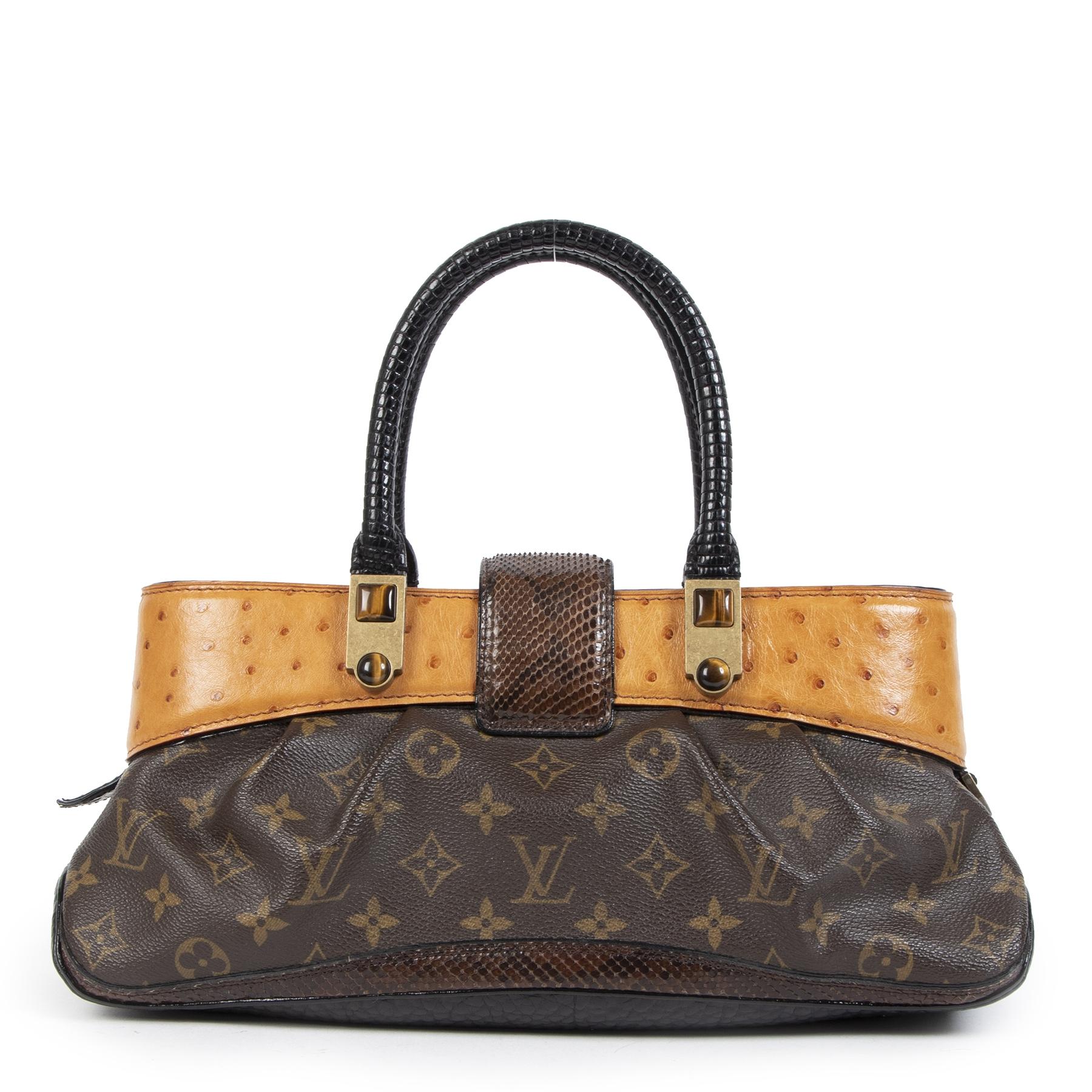 Good preloved condition

Louis Vuitton Waltz Macha Ostrich Bag

This gorgeous Waltz Macha Ostrich bag by Louis Vuitton is quite the exotic one. The top is crafted out of ostrich leather, complimented by a python leather closure and base. The closure
