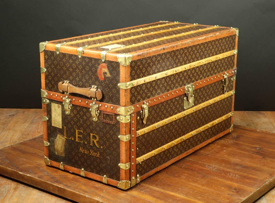 Brass lock 

Lozine border 

Six original drawers 

One shoe suitcase 

One iron and one table 

-----------------------------------
Malle armoire Louis Vuitton (Wardrobe) complète (grand modèle: 65)

- Serrure et fermoirs en