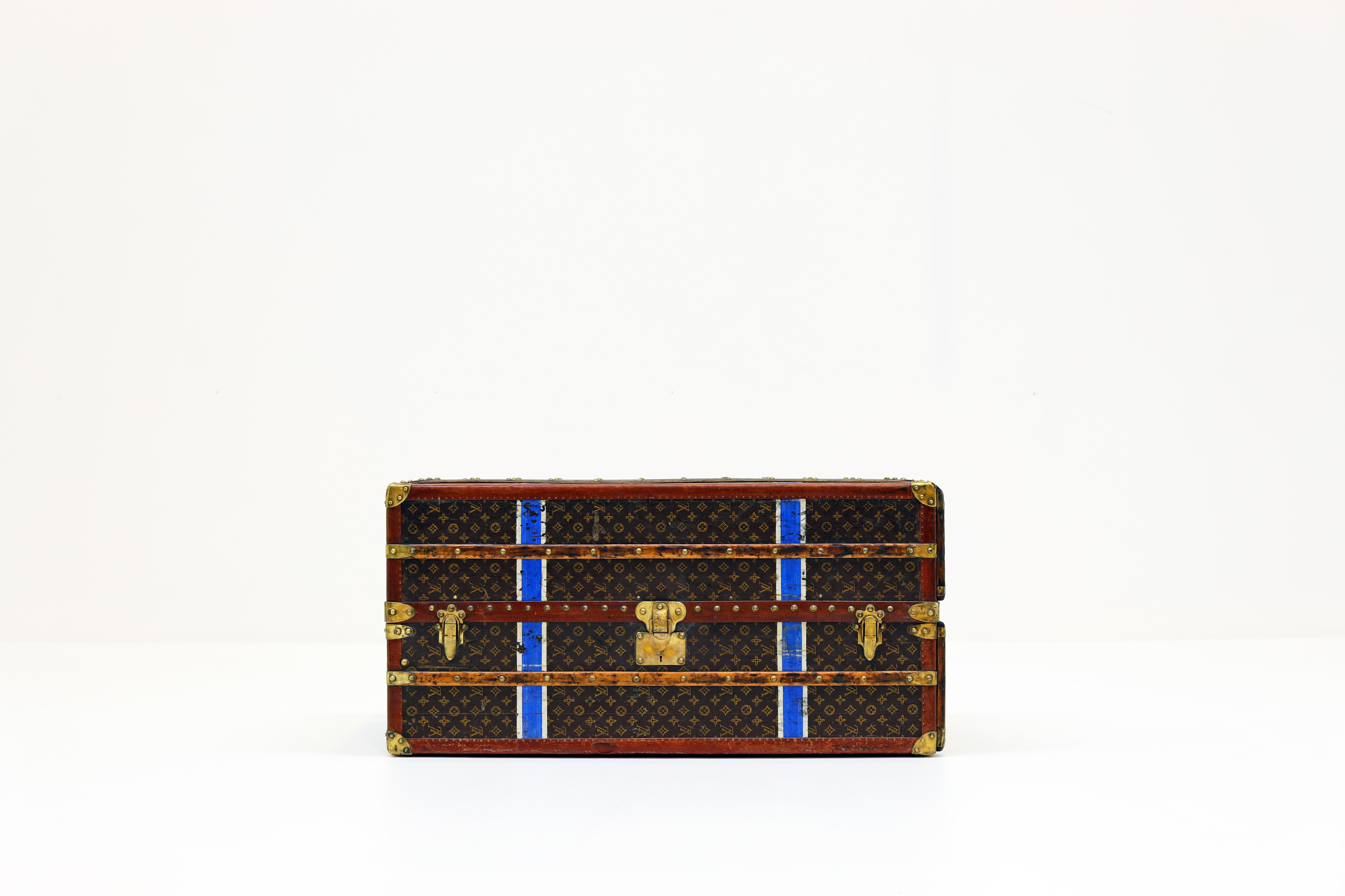 Rare Louis Vuitton wardrobe trunk from the 1920s. This old Louis Vuitton trunk is one of the most luxurious versions they ever made.

Louis Vuitton's showpiece, the wardrobe trunk.

This is a pearl to behold.
The suitcase can be placed either