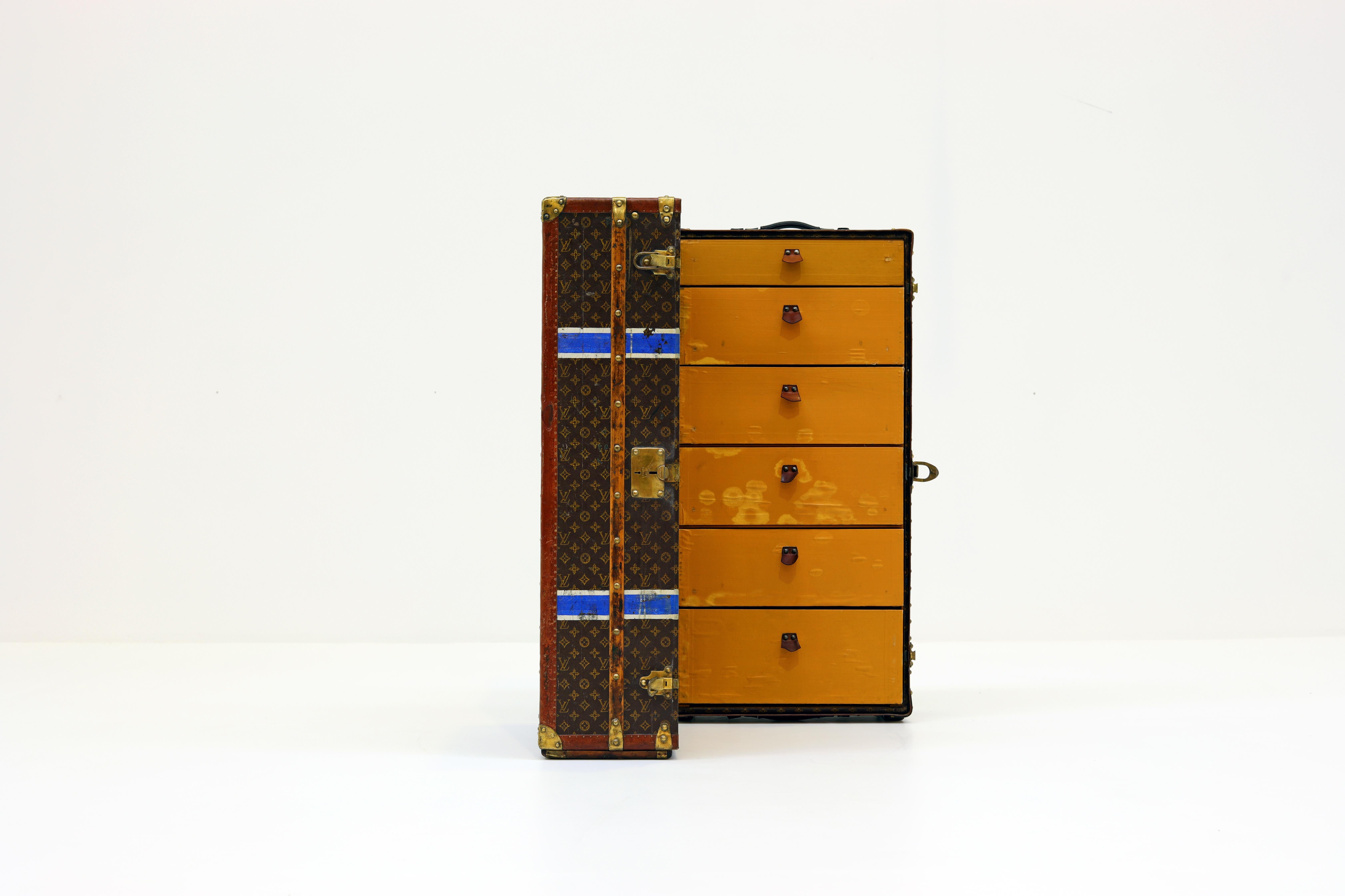 Louis Vuitton wardrobe trunk, 1920's For Sale 1