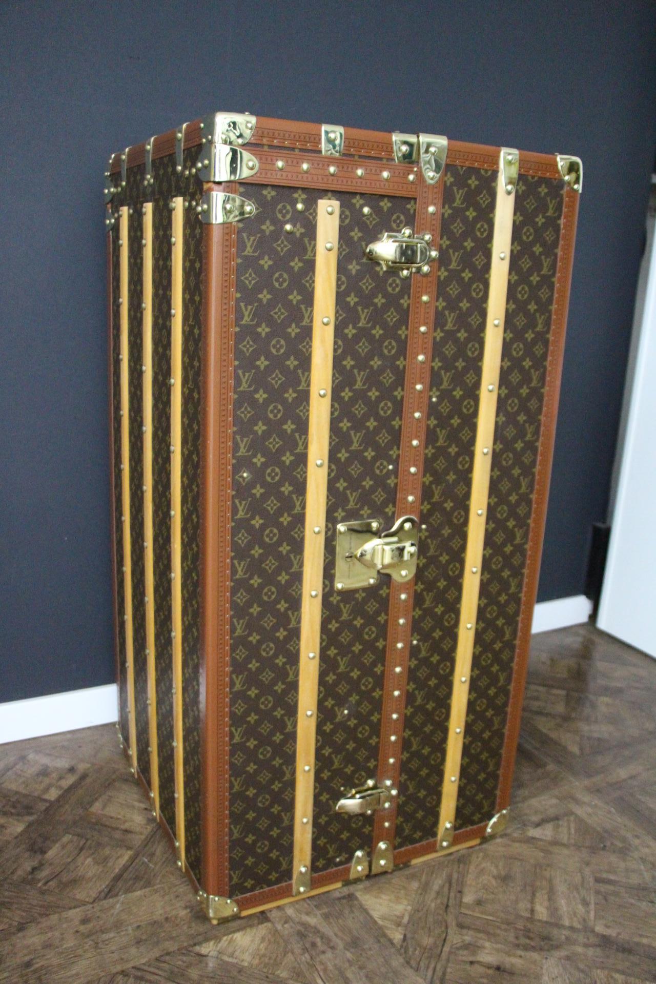 This impressive Louis Vuitton wardrobe features monogramm canvas, lozine trim, LV stamped solid brass locks and studs as well as solid brass corners.
It has got a lift top that closes thanks to two Vuitton stamped brass locks.
Its interior is