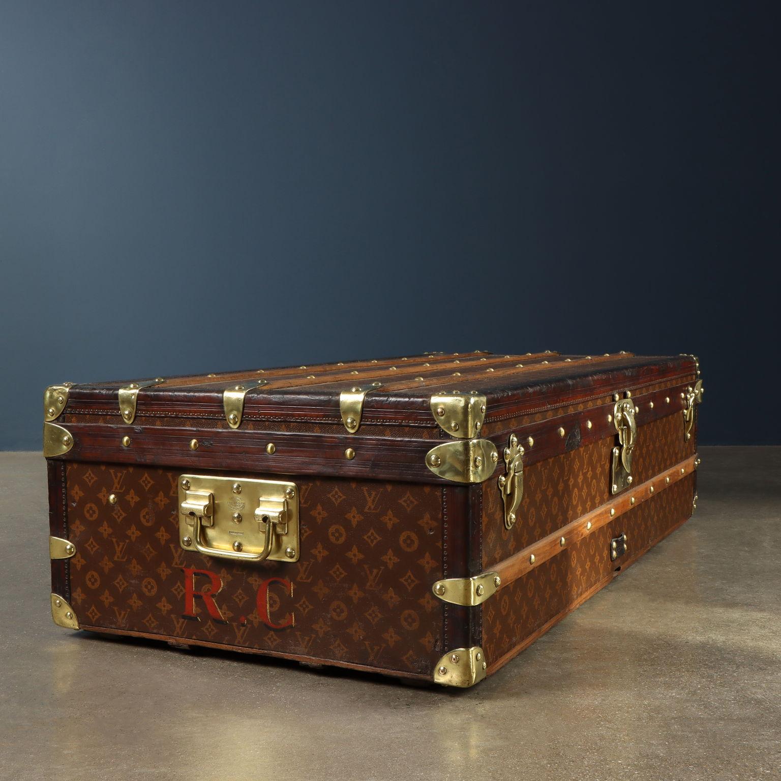 Louis Vuitton Wardrobe Trunk. Paris, c. 1910 In Good Condition For Sale In Milano, IT