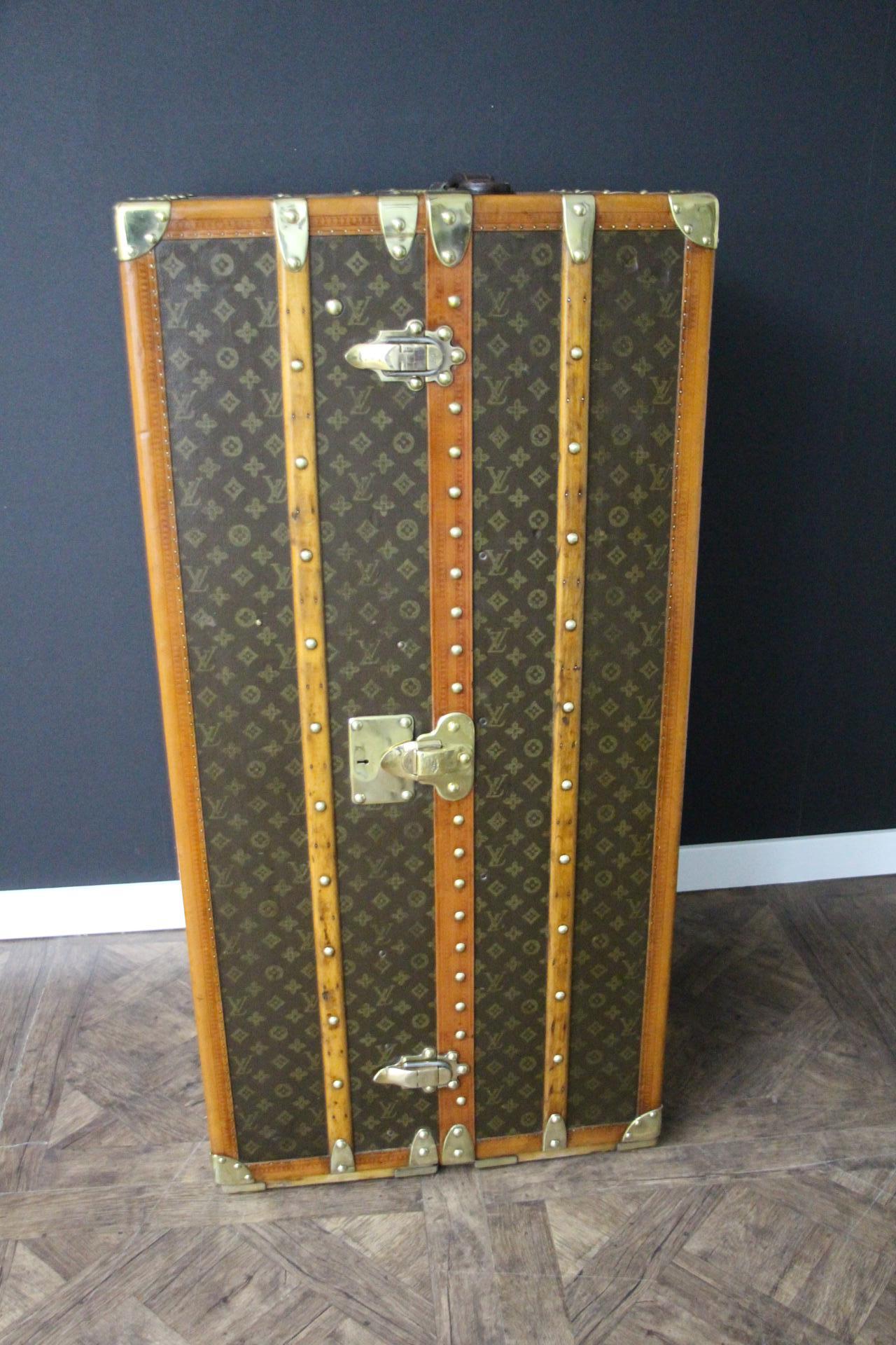 Diese prächtige Louis Vuitton-Garderobe zeichnet sich durch schabloniertes Monogram-Canvas, honigfarbene Lozine-Besätze und massive Messingschlösser, -spangen und -nieten aus.
Schloss, Verschlüsse und Nieten sind alle mit Louis Vuitton
