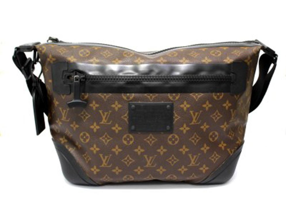 Shoulder strap signed Louis Vuitton, in limited water-proof edition, made of monogram canvas with black rubber inserts and black hardware. The bag is equipped with a zip closure, internally lined in canvas, very roomy. Also on the front there is a