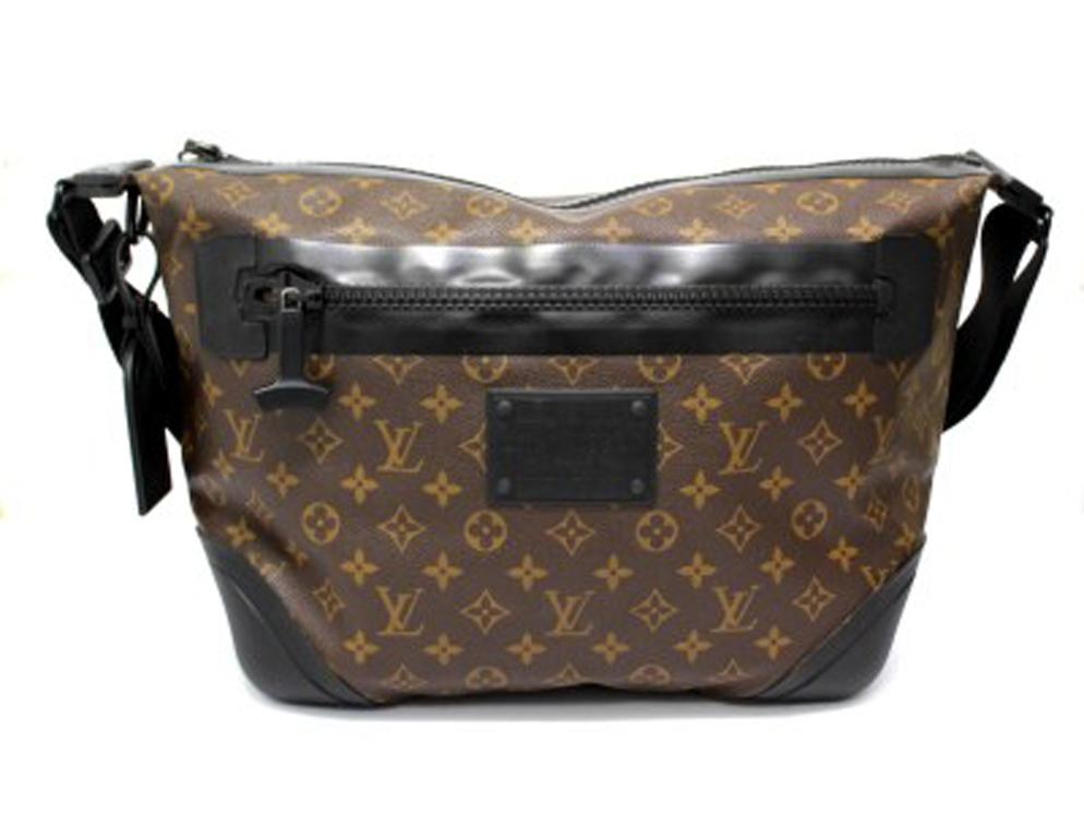 Schulterriemen, signiert Louis Vuitton, in limitierter, wasserdichter Auflage, aus Monogramm-Canvas mit schwarzen Gummieinsätzen und schwarzer Hardware. Die Tasche ist mit einem Reißverschluss ausgestattet, innen mit Canvas gefüttert und sehr