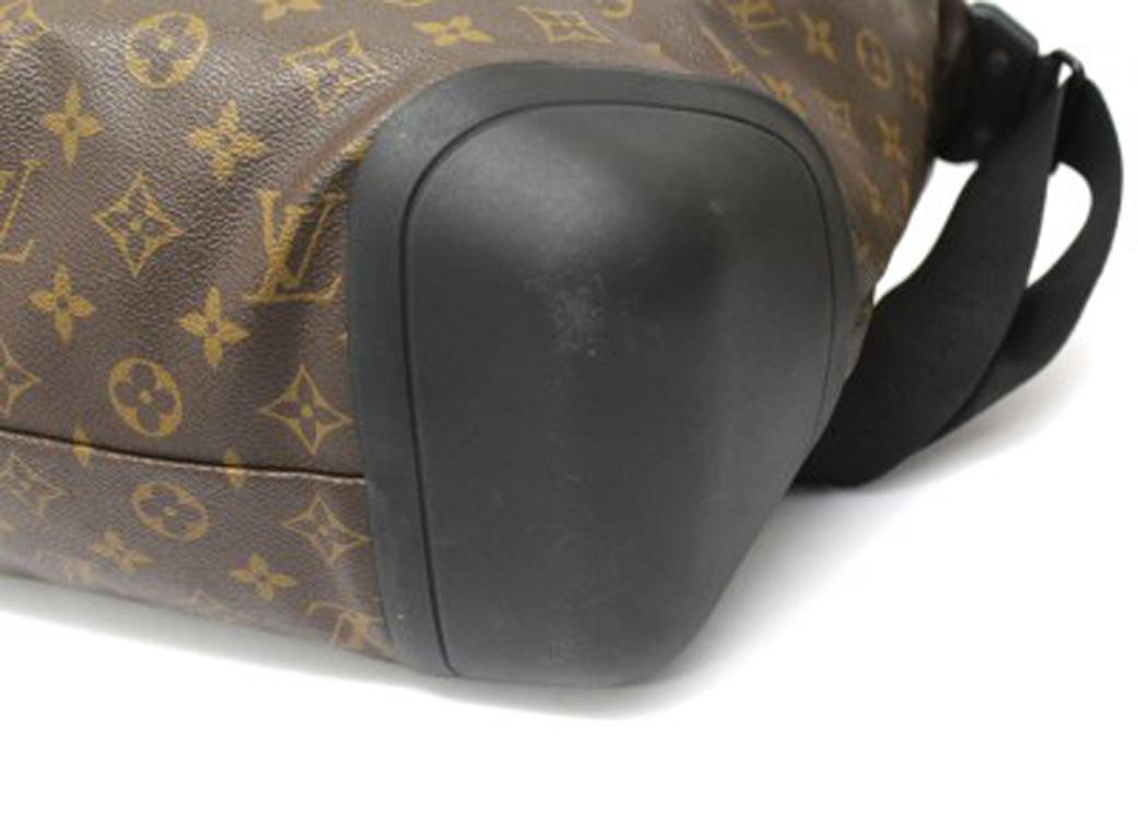 Umhängetasche mit Wasserabzug von Louis Vuitton aus Segeltuch mit Monogramm und schwarzem Gummi 3