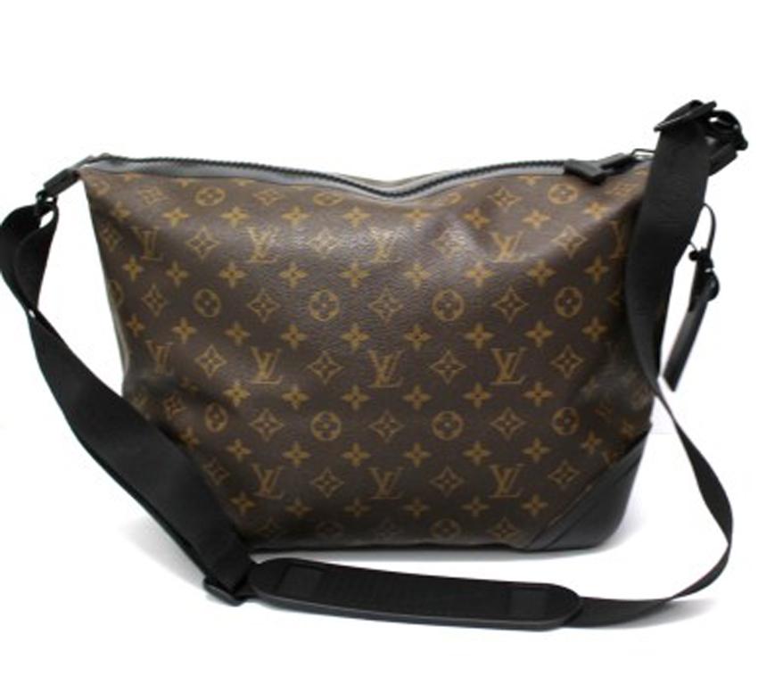 Umhängetasche mit Wasserabzug von Louis Vuitton aus Segeltuch mit Monogramm und schwarzem Gummi 4