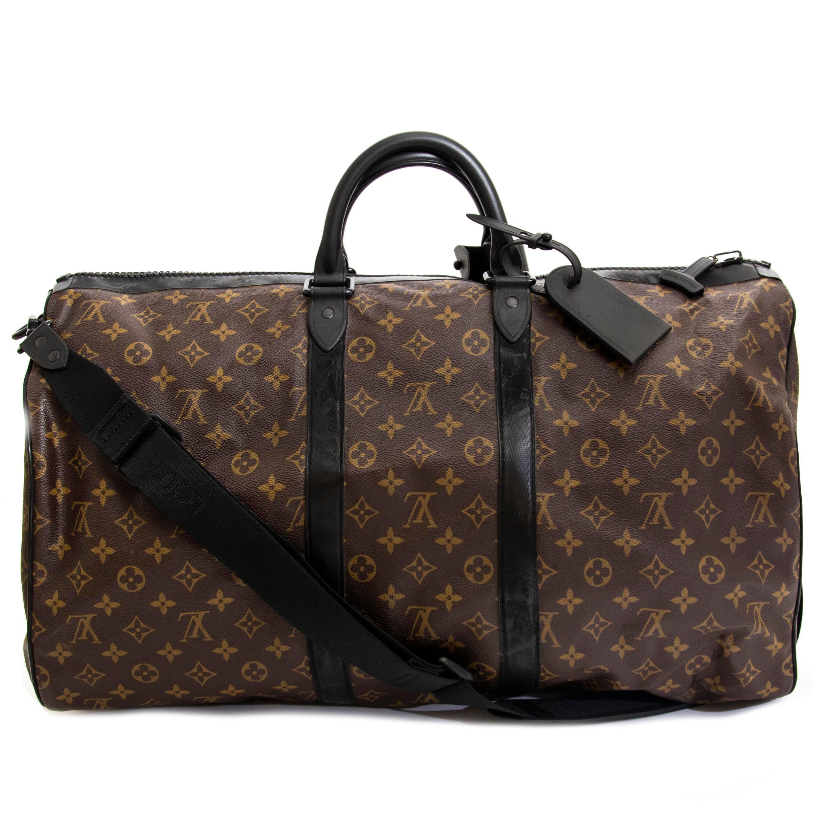 Very good condition

Louis Vuitton Waterproof KeepAll 55 Bandoulière

All you would expect from the iconic Louis Vuitton Keepall bag in Monogram canvas with the extra benefit of being completely waterproof. Combines style and practicality for all