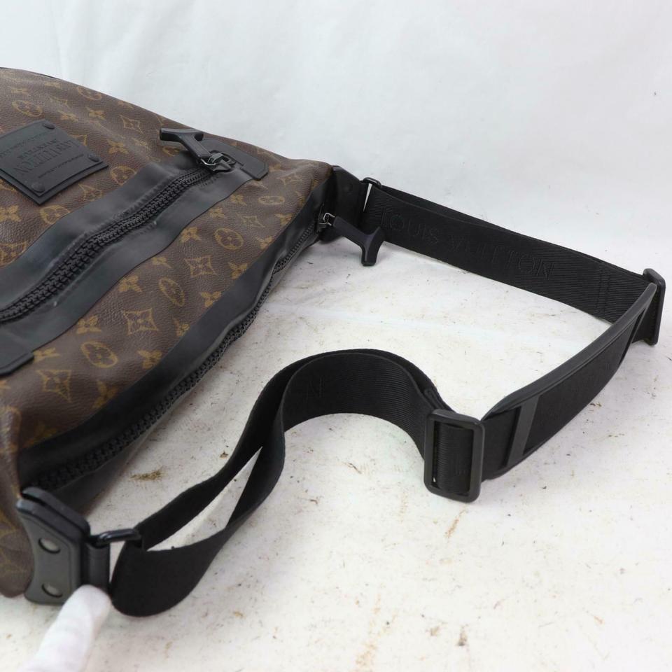 Women's Louis Vuitton Waterproof Voyage Messenger Monogram Macassar 860410