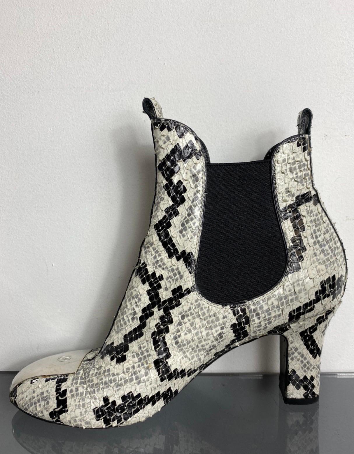Louis Vuitton ankle boot, in black and white reptile with the toes part covered in steel and LV branded, use signs as you can see in pics.
size 39, insole approx. 27cm, heel 8cm, all the rest in good condition.