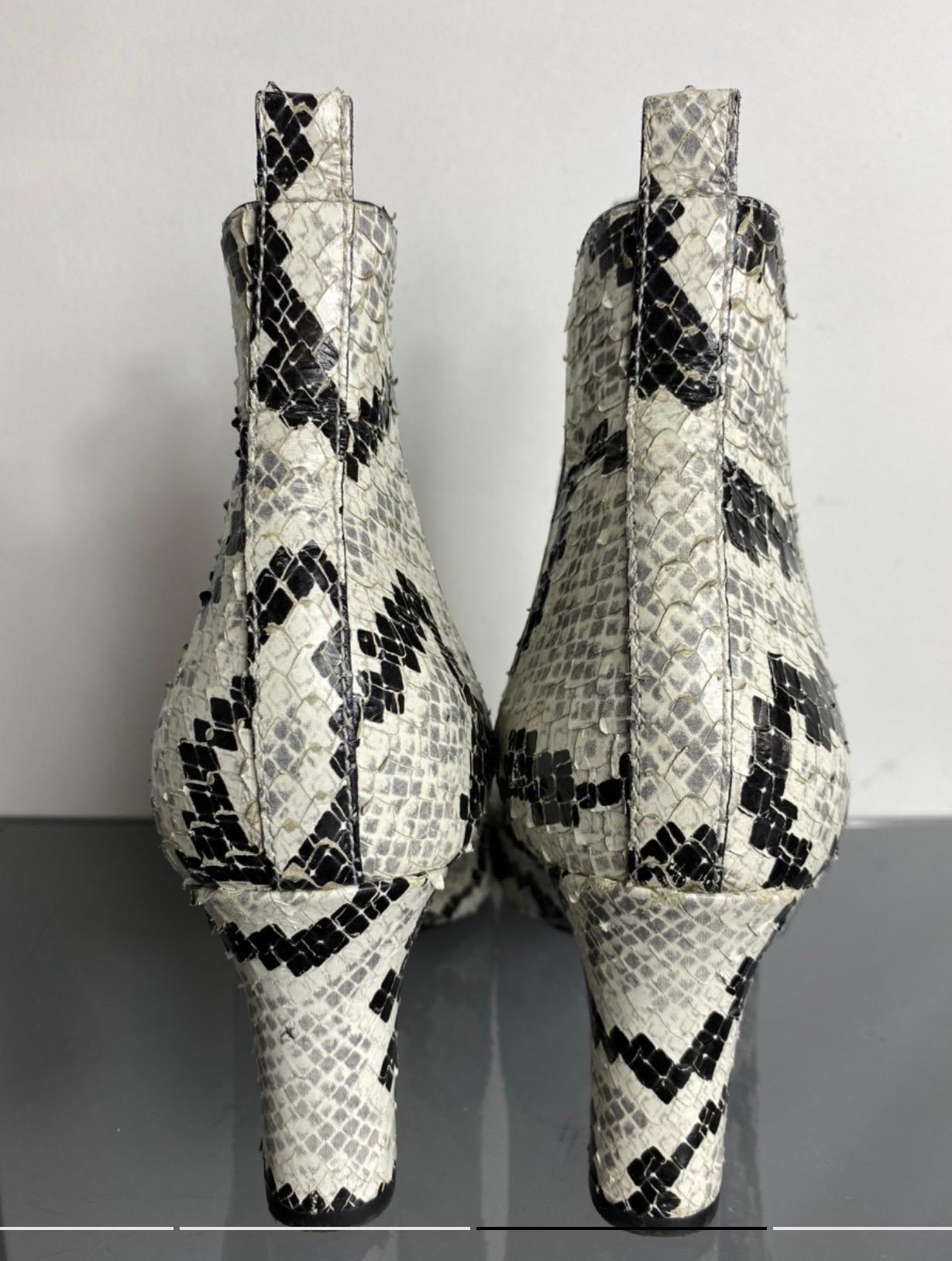 Louis Vuitton white and black reptile Ankle Boots In Excellent Condition For Sale In Carnate, IT