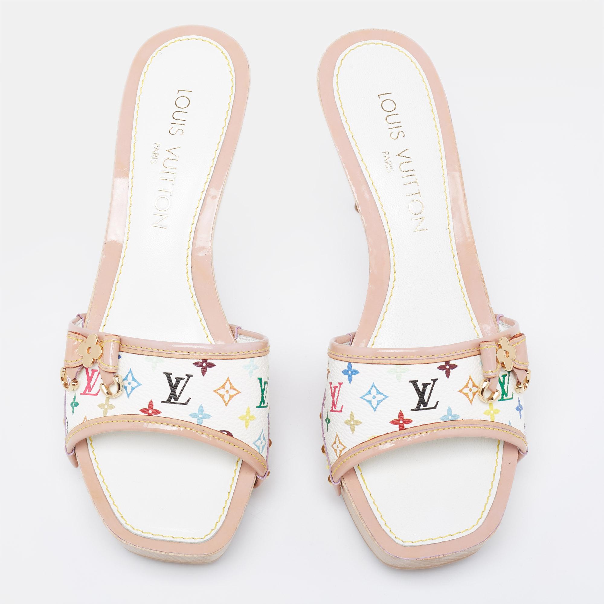 Updated with exquisite details, these Louis Vuitton sandals are the epitome of sophistication. The pair is crafted from the signature Monogram canvas and patent leather, and the striking vamps are beautified with a cute bow design. The 9.5cm heels
