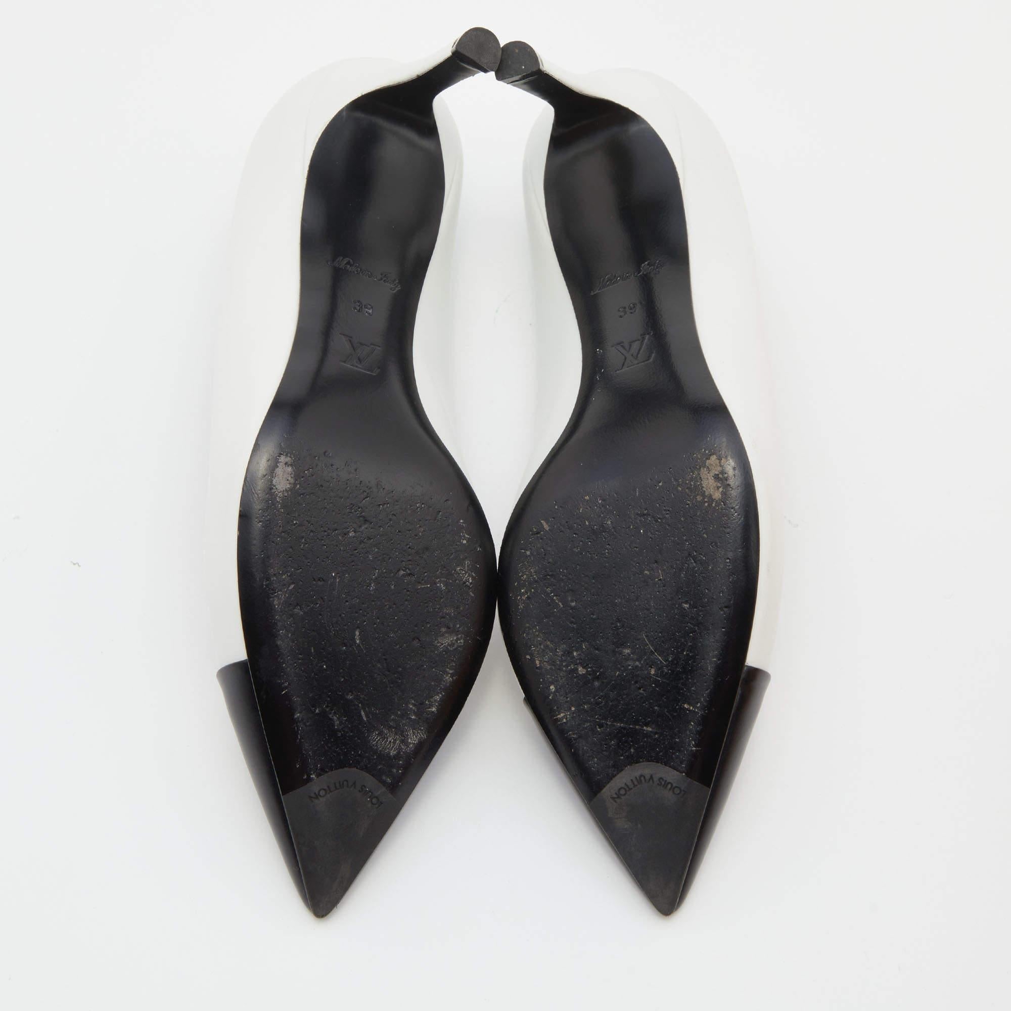 Louis Vuitton White/Black Leather Heartbreaker Pumps Size 39 For Sale