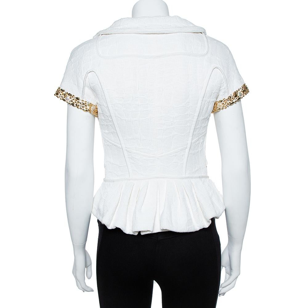 A jacket as finely tailored as this one from Louis Vuitton deserves to be in your closet. It has been made from cotton and it flaunts gold-tone metal and pearl embellishments on the short sleeves. It'll look perfect with tailored trousers and