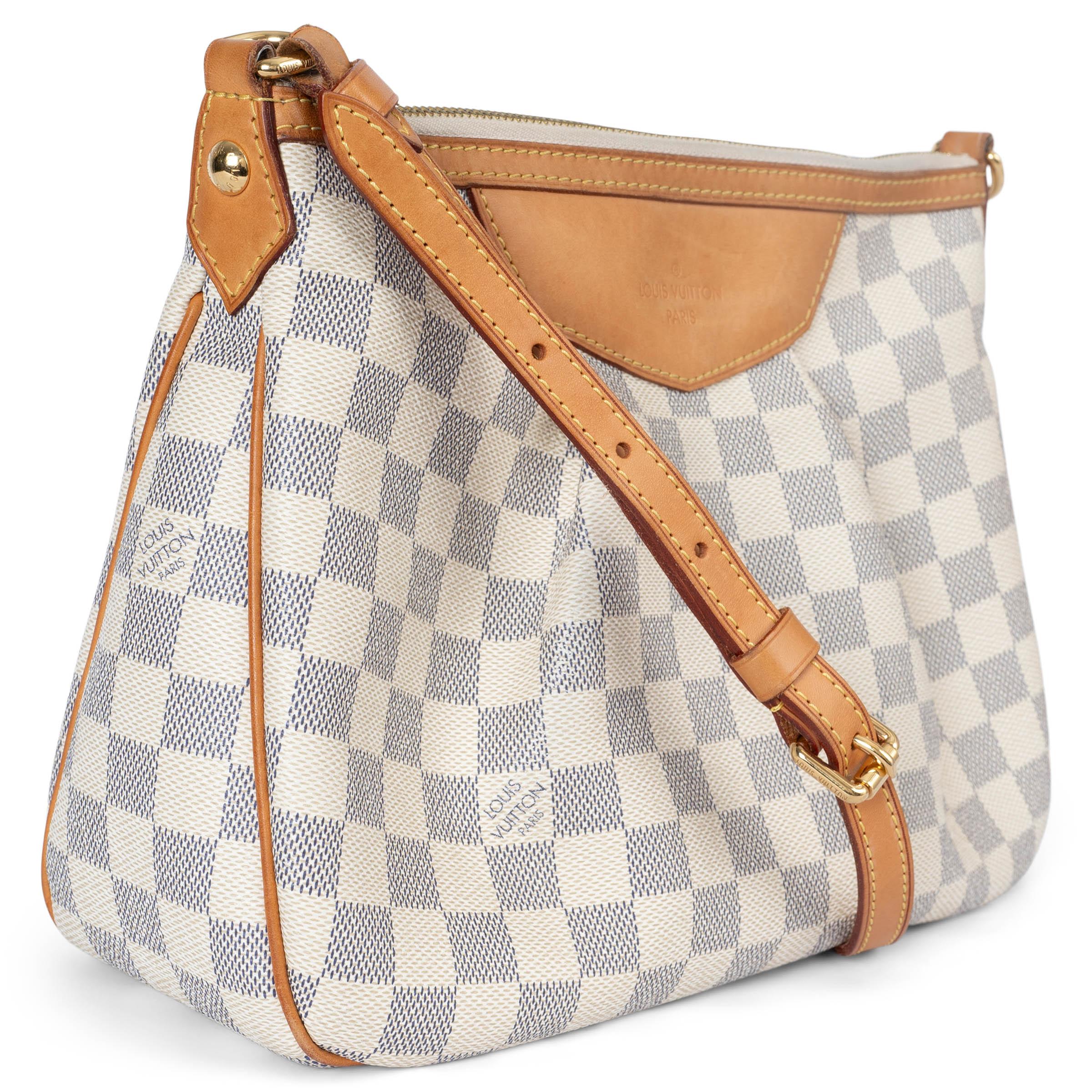 Diese 100% authentische Louis Vuitton Siracusa PM Umhängetasche ist aus weißem, marineblauem und beigem Damier Azur Canvas gefertigt, mit eleganten, natürlichen Vachetta-Lederbesätzen und einem verstellbaren Schulterriemen für vielseitigen Gebrauch.
