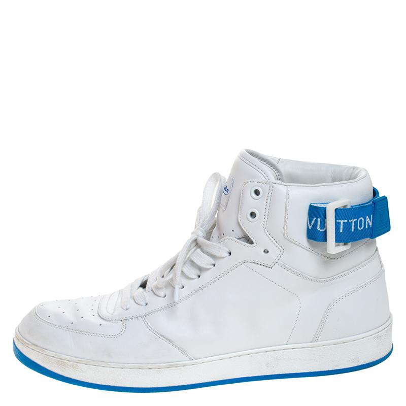 Diese High-Top-Sneaker von Louis Vuitton sind trendy und stilvoll. Die in Italien aus hochwertigem Leder gefertigten Schuhe mit den charakteristischen Klettverschlüssen und Schnürsenkeln sind ein echter Traumkauf. Diese weiß-blauen Rivoli-Sneakers