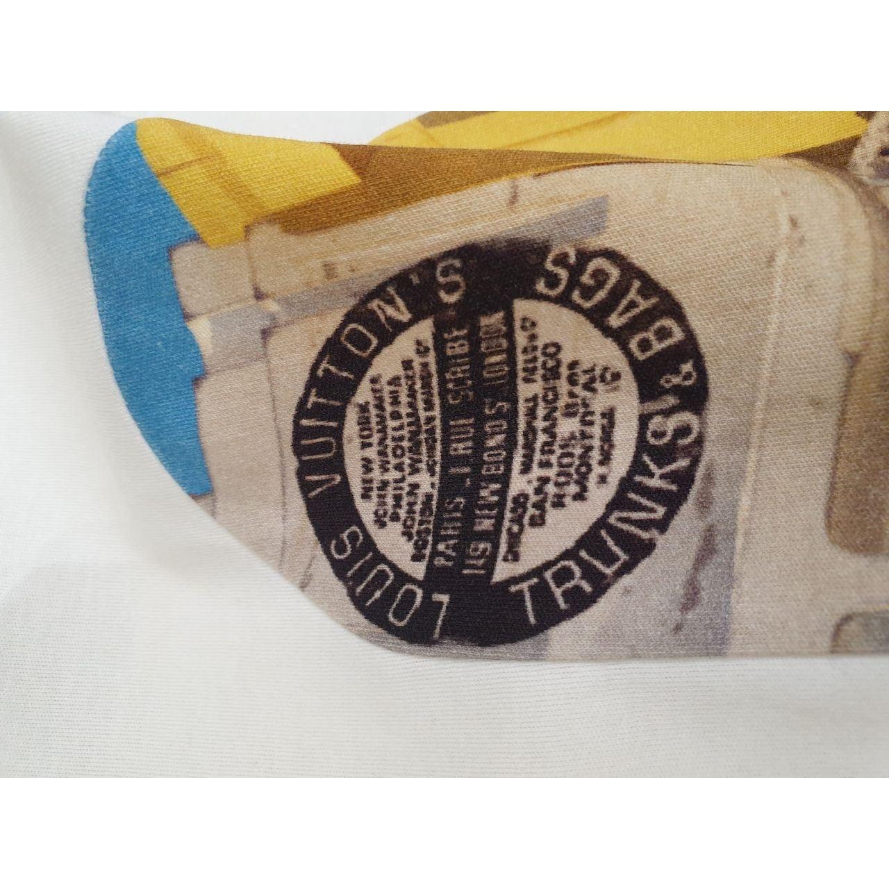 Questa elegante T-shirt Louis Vuitton presenta l'iconico logo in bianco e blu. 

In ottime condizioni, questa t-shirt usata potrebbe beneficiare di un lavaggio a secco per rinfrescarla. 

Dimensioni: M

Colore: Whiting/Blu

Nota bene: l'appendino