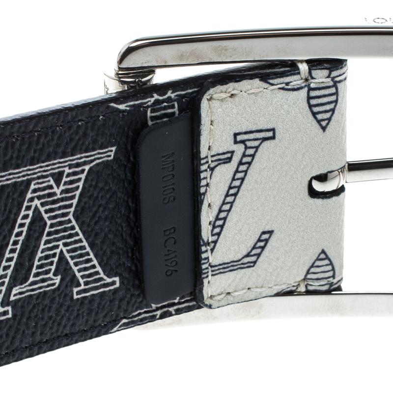 De los hombres Louis Vuitton Blanco/Azul Monograma Savane Lienzo Chapman  Cinturón Reverso Talla 95 cm