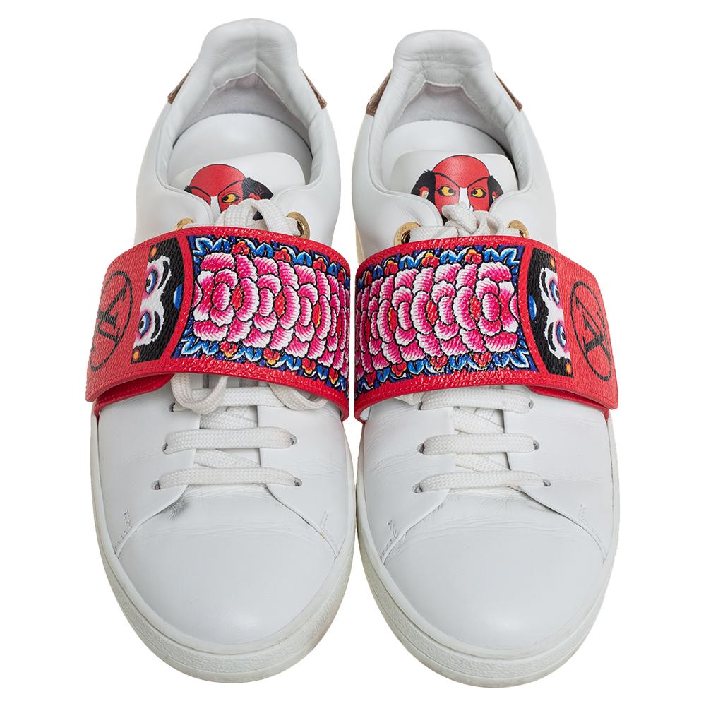 Diese weißen Sneaker von Louis Vuitton mit kontrastierendem Klettverschluss über den Schnürsenkeln werten Ihren Freizeitlook auf. Das charakteristische Monogramm aus Canvas auf den Zählern verleiht dem Design einen luxuriösen Touch. 

Enthält: