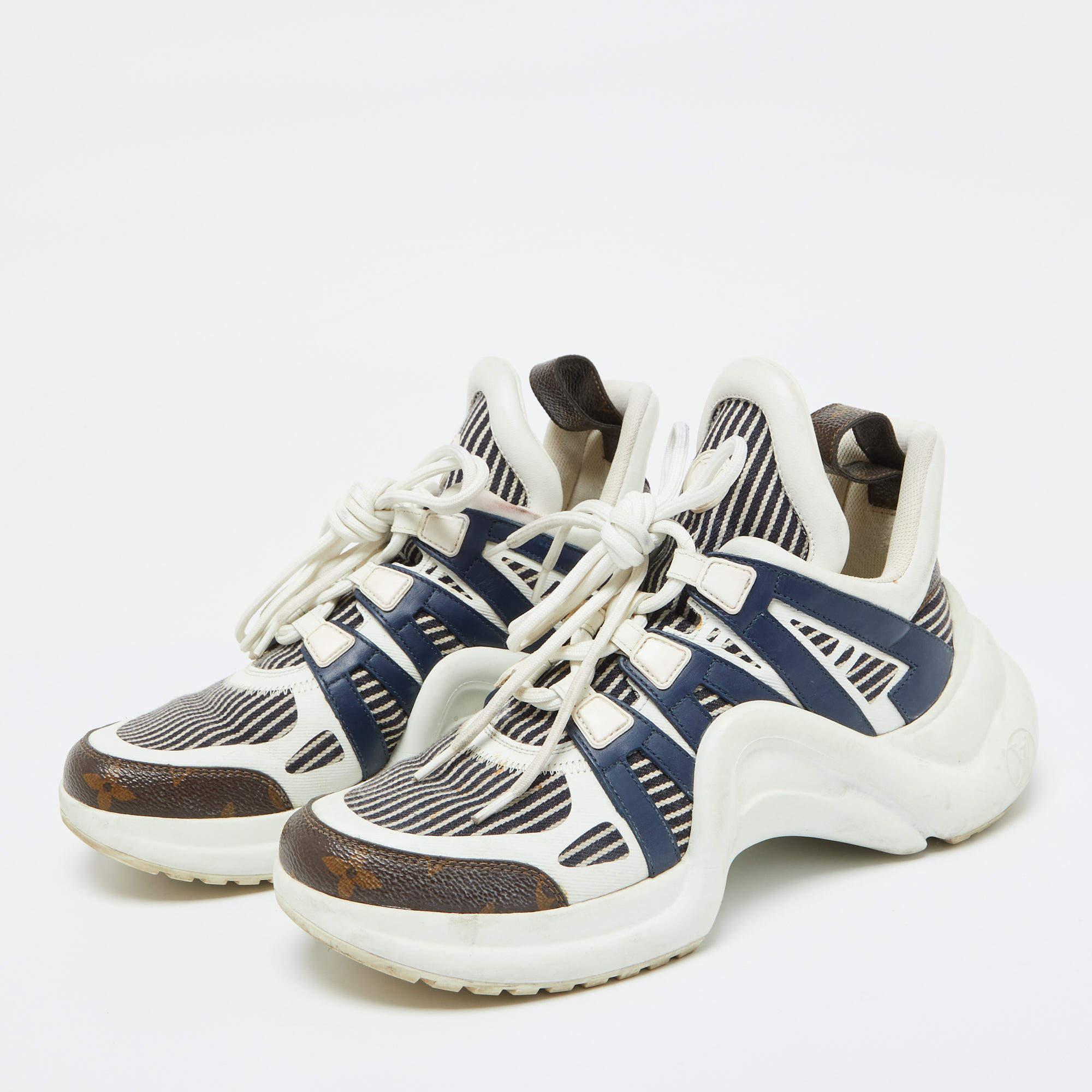 Let this Archlight pair be your first choice when youre out for a long day. These designer shoes have well sewn uppers beautifully set on durable soles.