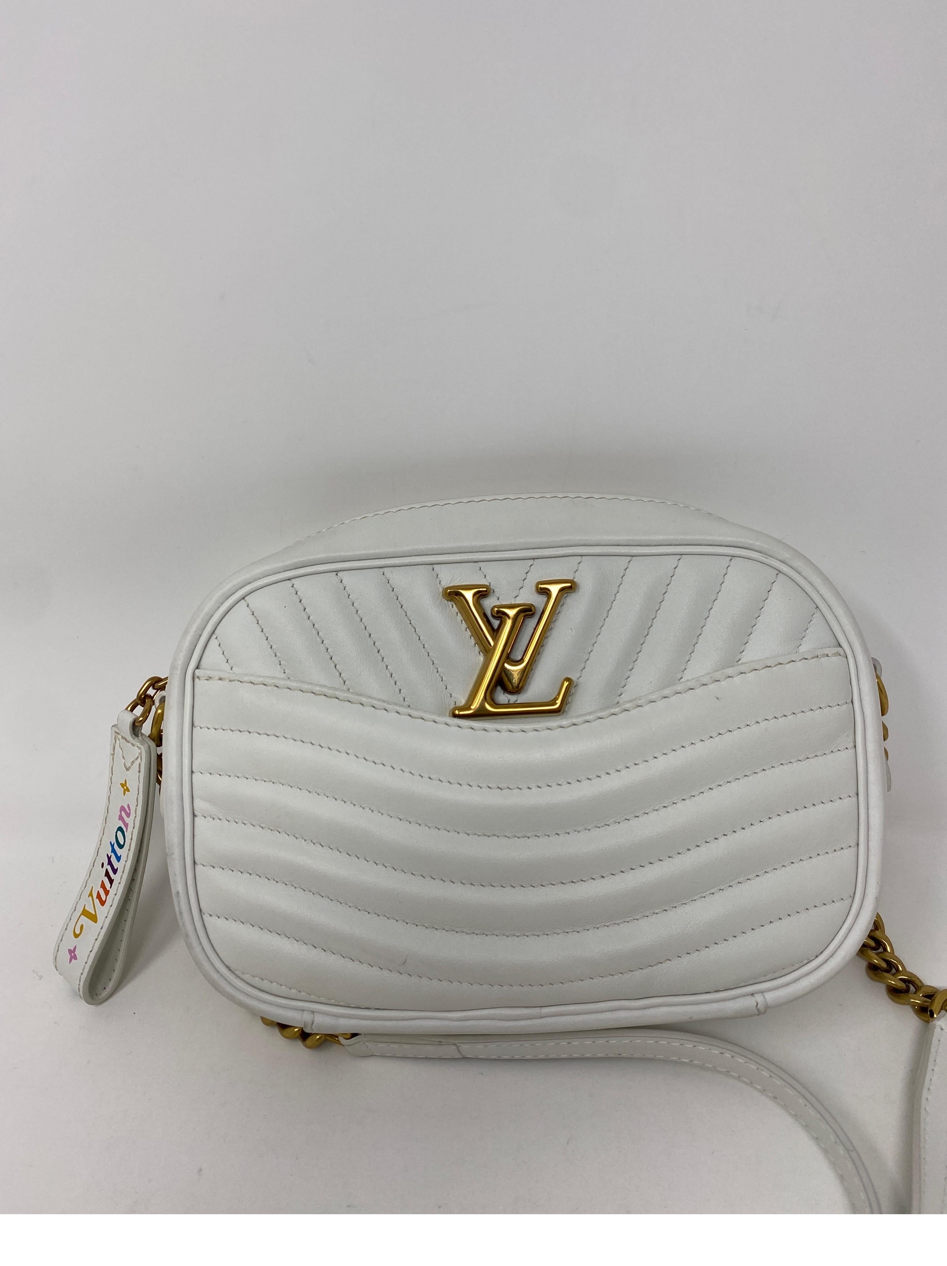 Louis Vuitton New Wave Tasche aus weißem Kalbsleder. Kameratasche mit goldener Hardware. Schöne Umhängetasche. Außen guter Zustand. Leichte Flecken in der Tasche durch normales Tragen. Bitte siehe Fotos. Garantiert echt.