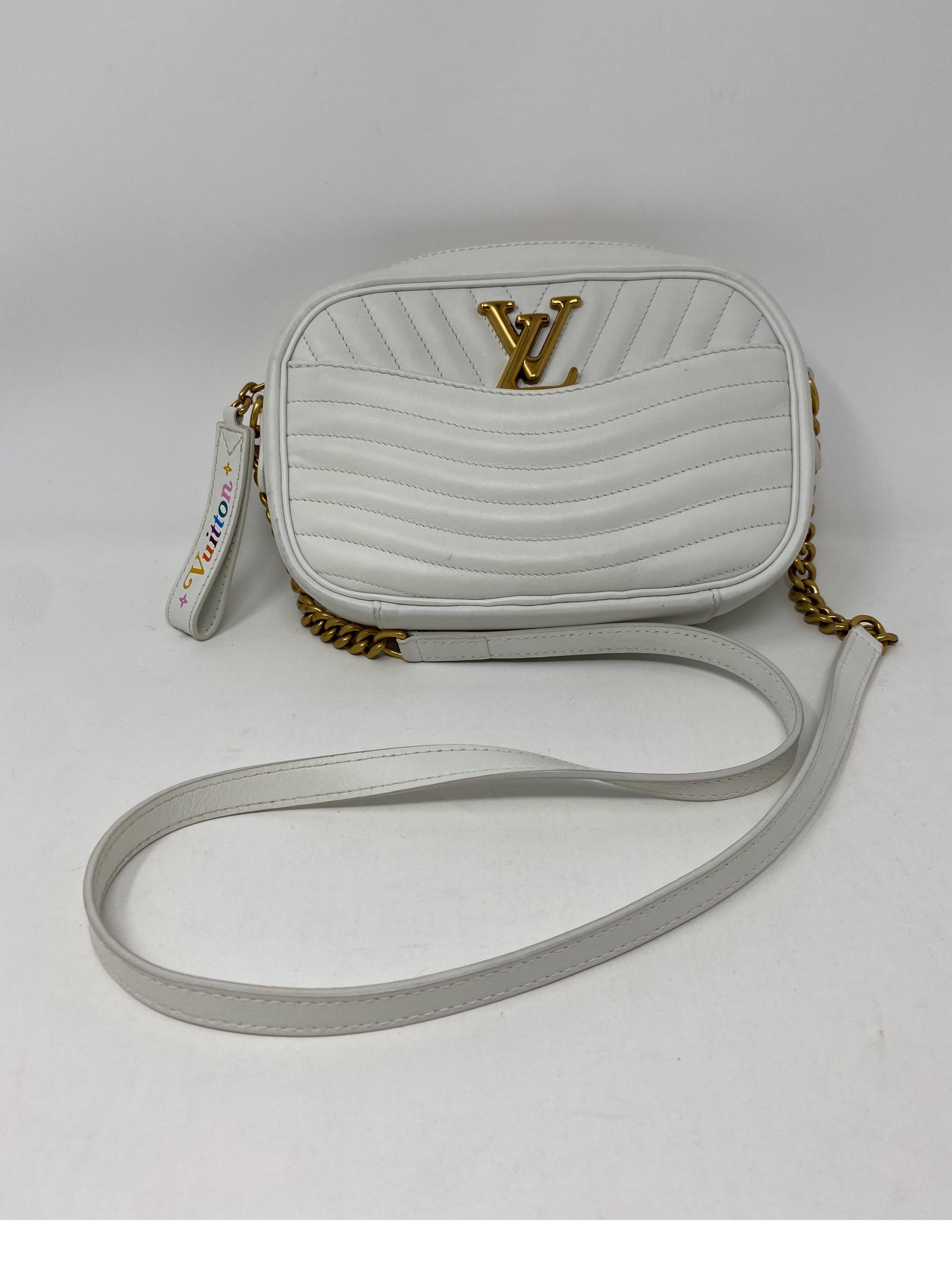 Louis Vuitton New Wave Kameratasche aus weißem Kalbsleder (Grau)