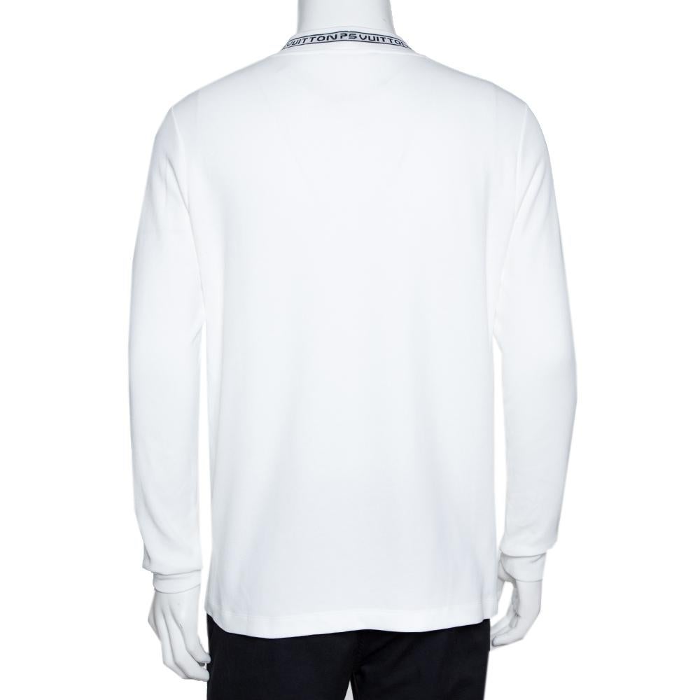 Contemporary design and quality come together in this t-shirt from Louis Vuitton. If your style is comfortable and trendy, then this white creation is the perfect choice for you. Enhanced with logo detailing on the collar, this long sleeve creation