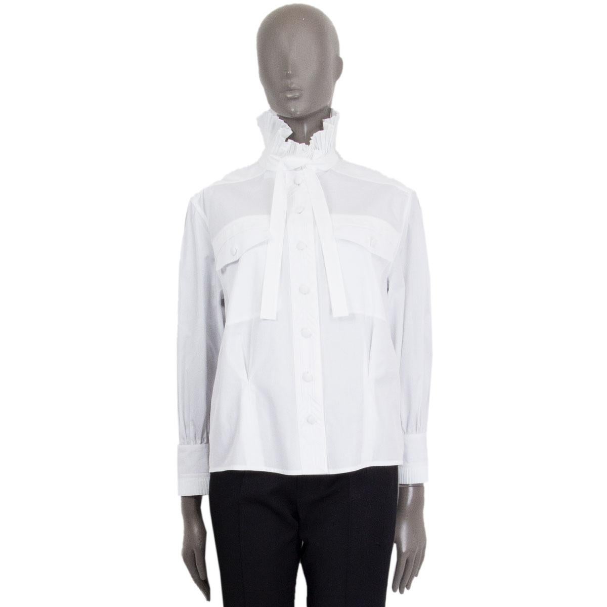 100% authentic Louis Vuitton bow shirt in white cotton (95%) and polyester (5%) with stand-up pleated-collar, two-button pleated cuffs, two chest flap-pockets and embroidered fly-front. Has been worn and is in excellent condition.

Tag Size 40
Size