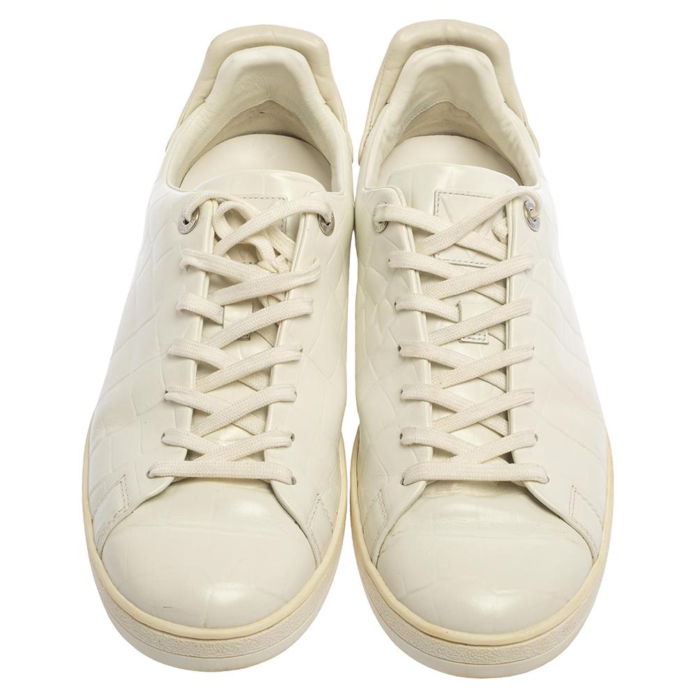 Louis Vuitton White Embossed Leather Frontrow Low-Top Sneaker Size 42.5 In Good Condition In Dubai, Al Qouz 2