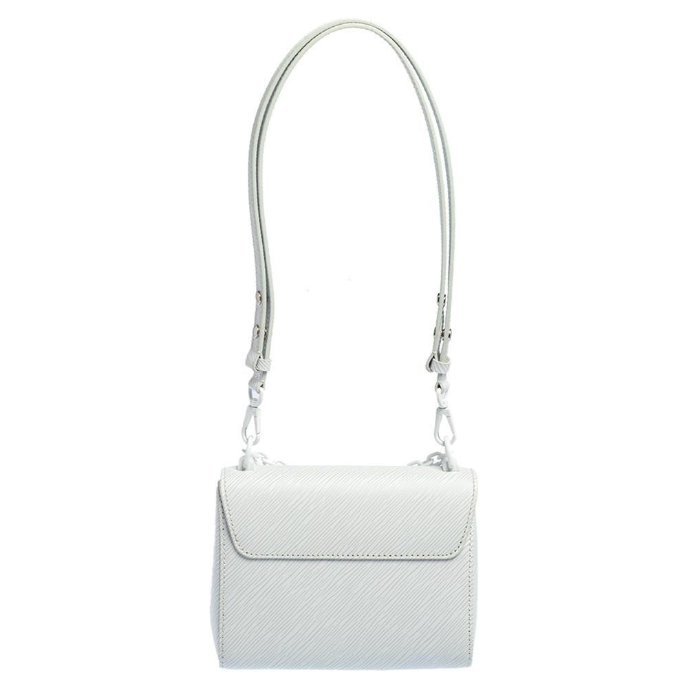 Es ist der Traum jeder Frau:: eine so ansprechende Handtasche von Louis Vuitton zu besitzen. Die aus Epi-Leder gefertigte Tasche hat ein strukturiertes Design mit einem einzelnen Kettengriff:: der als Crossbody oder über die Schulter getragen werden