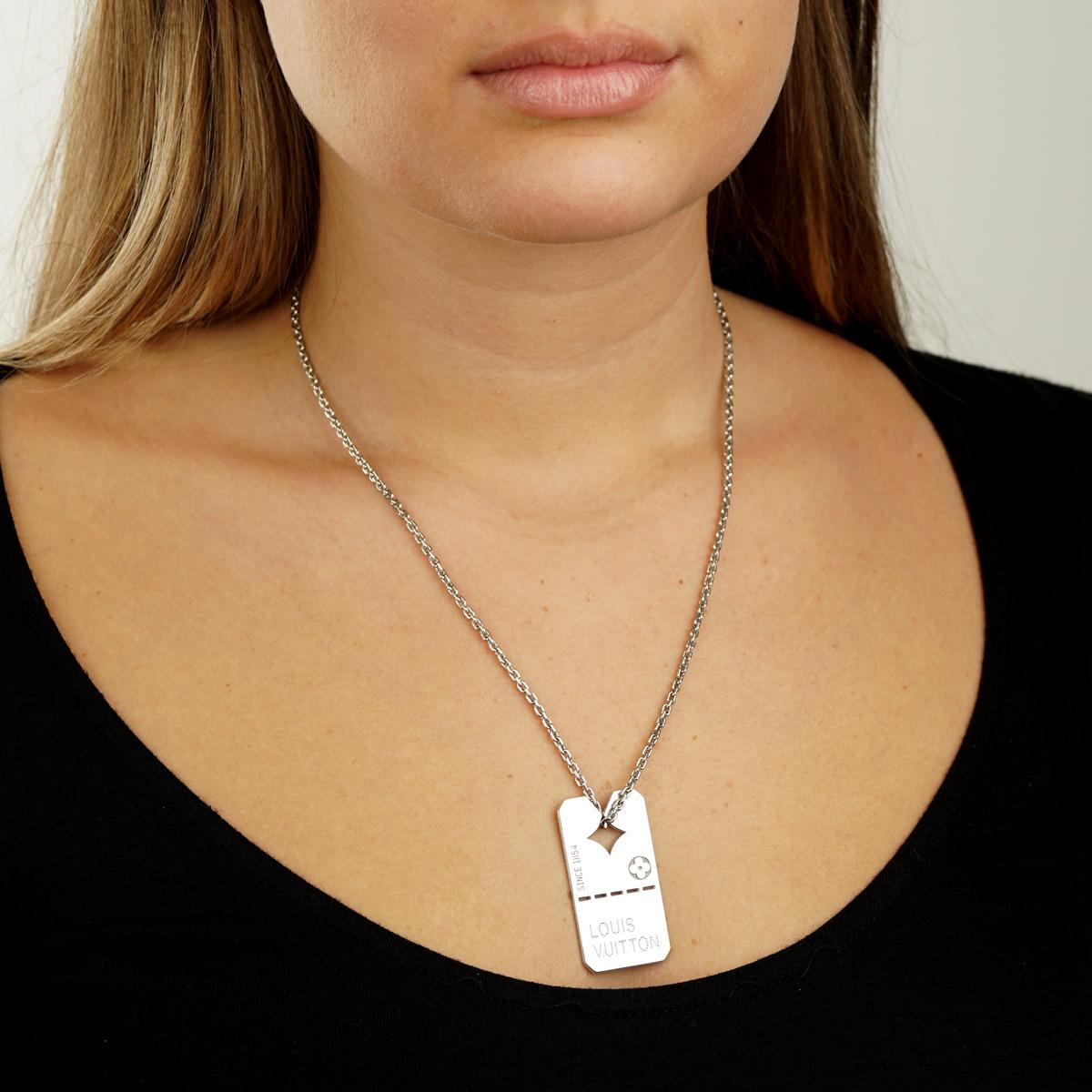 A bold modern Louis Vuitton dog tag necklace gold complemented by an iconic Louis Vuitton flower in 18k white gold.

Necklace Length: 20″
Dimensions: .88″ Inches wide 1.69″ Iong

Inventory ID: 0000186