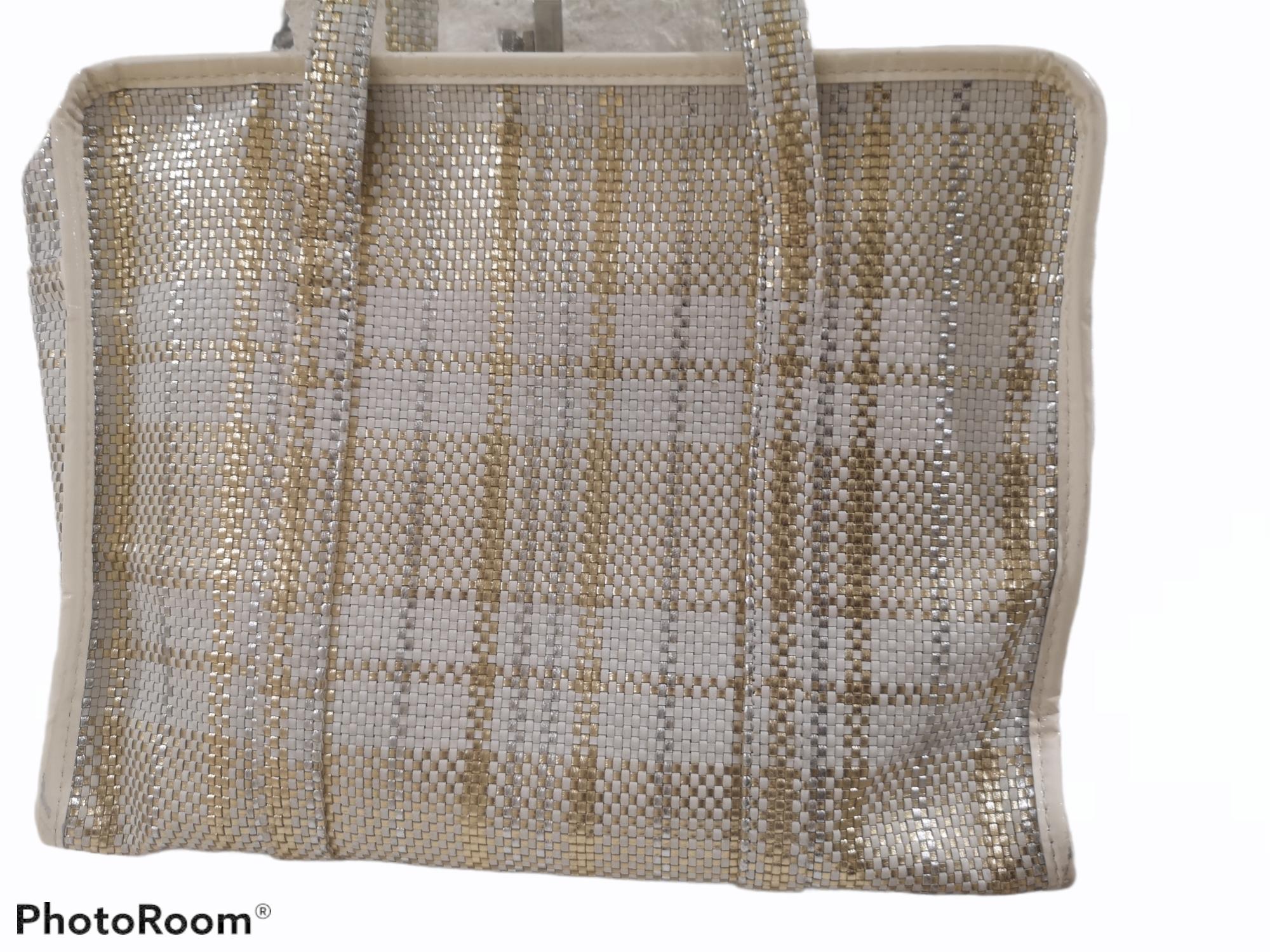 Louis Vuitton white gold leather Shoulder Handle bag
Limited edition by Vuitton in a white and gold tone leather worked as rattan
on the front brand and cities name in orange
measurements: 27 * 34 cm  x 14 cm depth