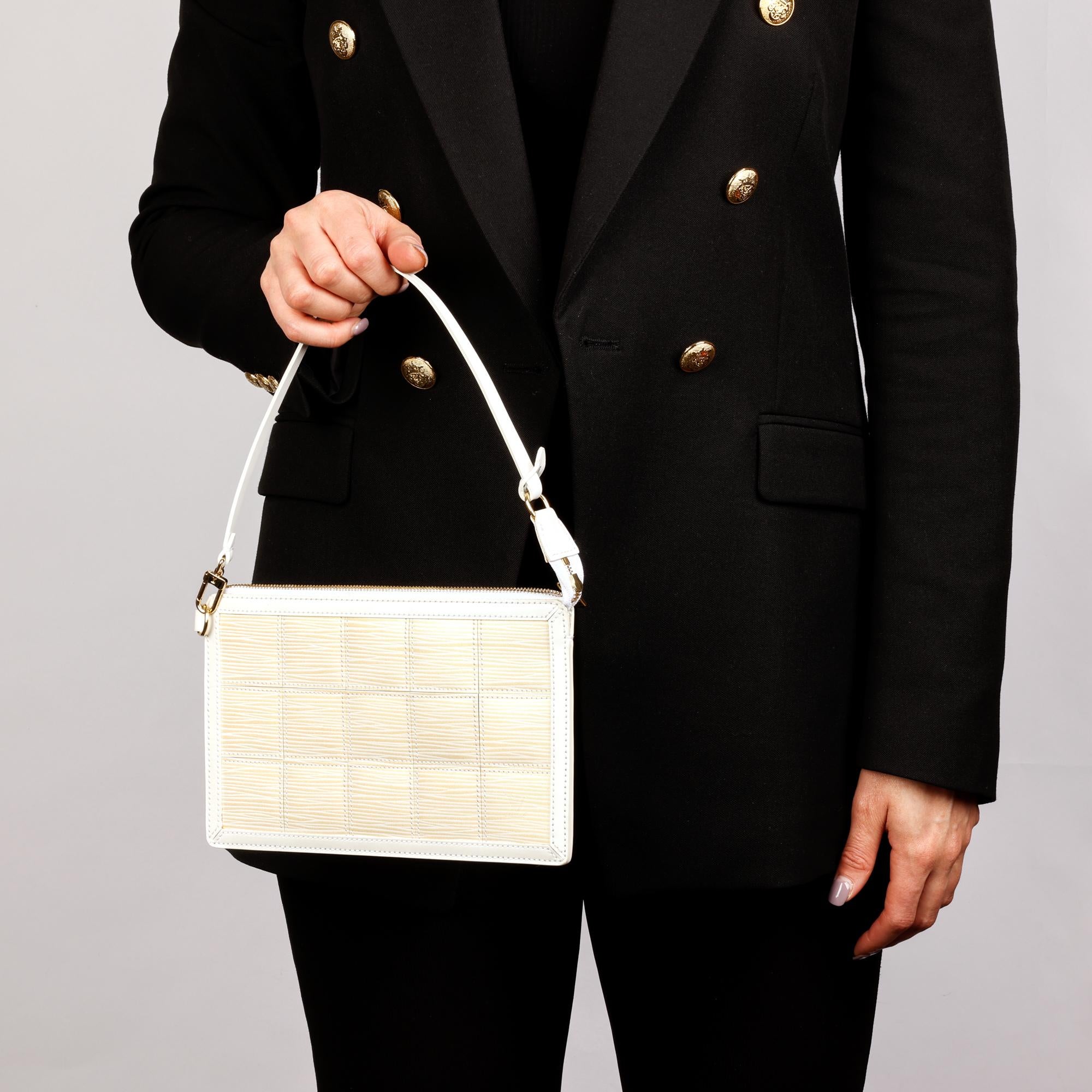 LOUIS VUITTON Pochette Delmonico de Piel Epi Estirada Blanca y Dorada 8