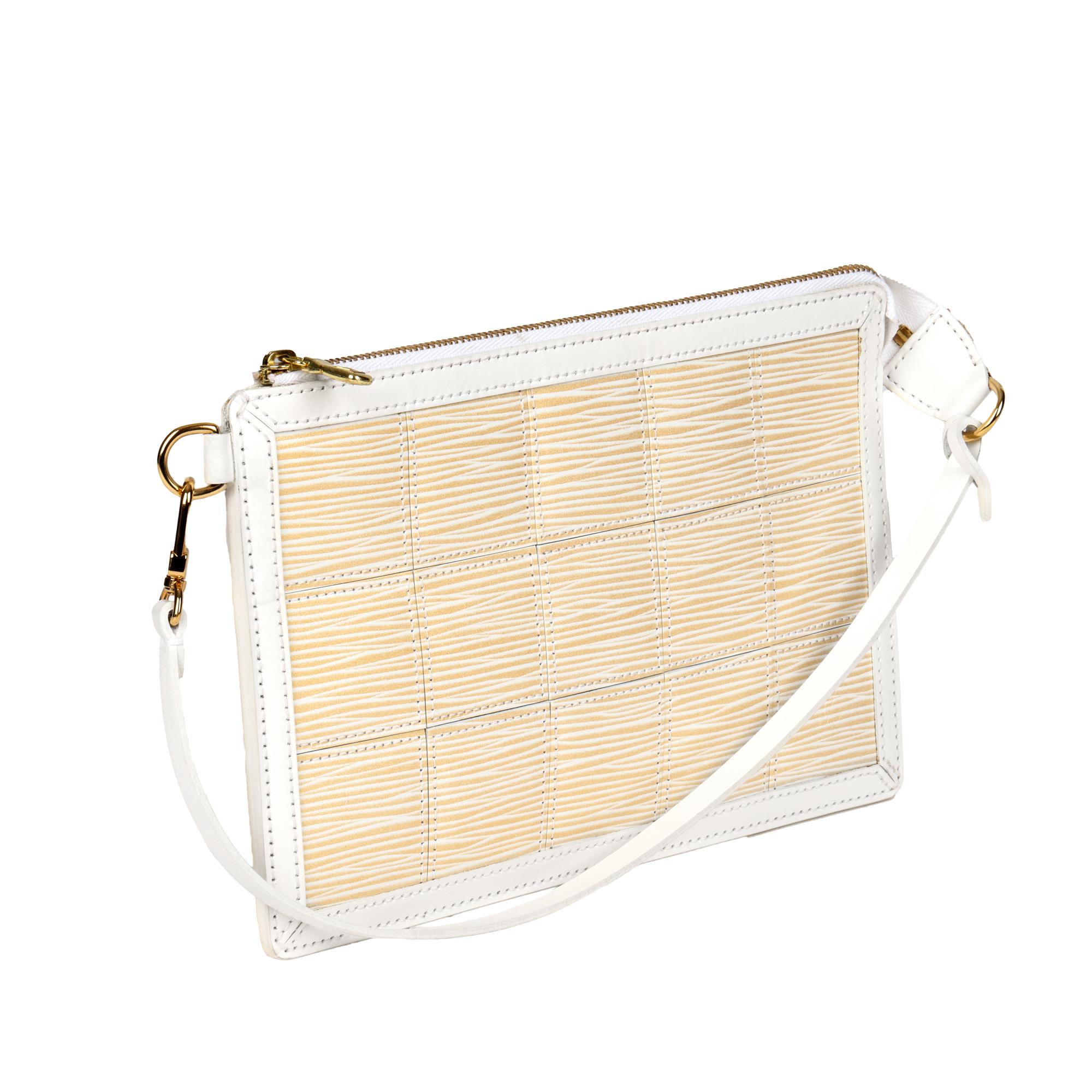 LOUIS VUITTON
Pochette Delmonico de Piel Epi Estirada Blanca y Dorada

Número de serie: FL 0063
Edad (Circa): 2003
Acompañado de: Bolsa guardapolvo Louis Vuitton, Recibo 
Detalles de autenticidad: Sello de fecha (Made in France)
Sexo: Señoras
Tipo: