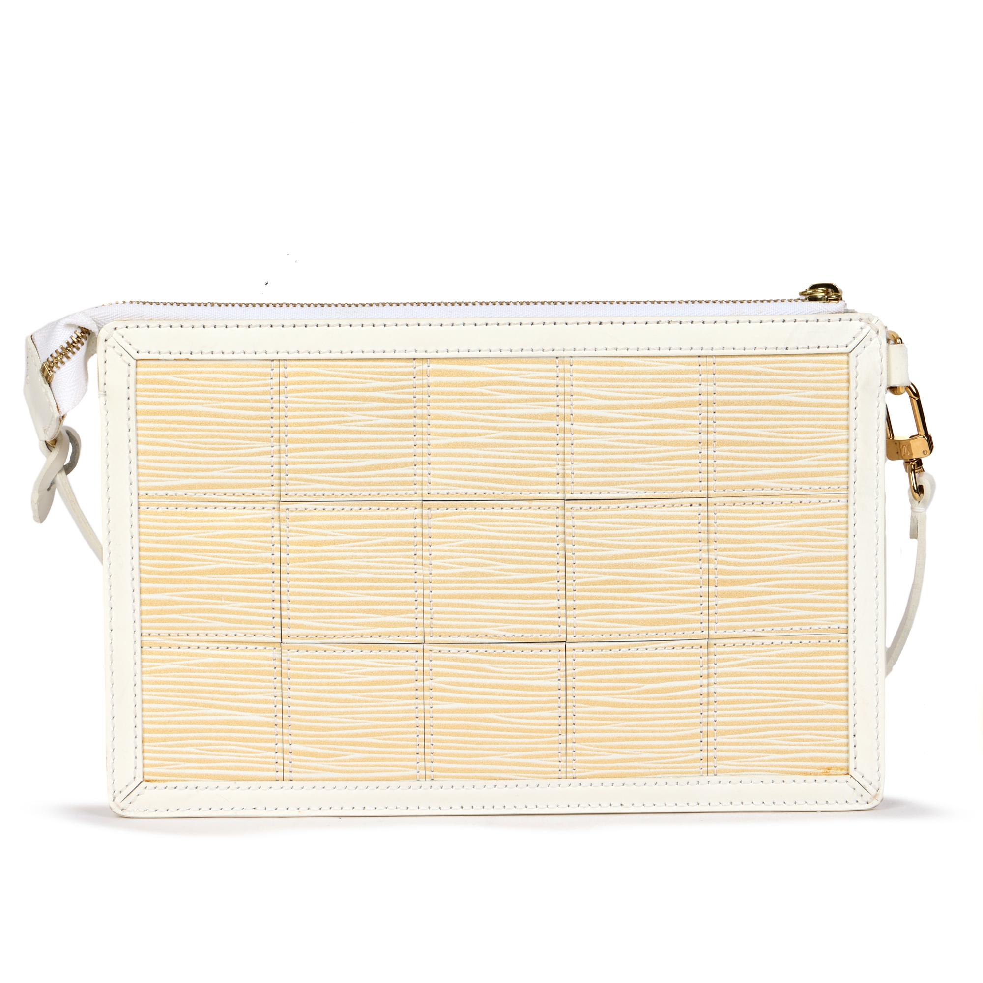 LOUIS VUITTON Pochette Delmonico de Piel Epi Estirada Blanca y Dorada Blanco