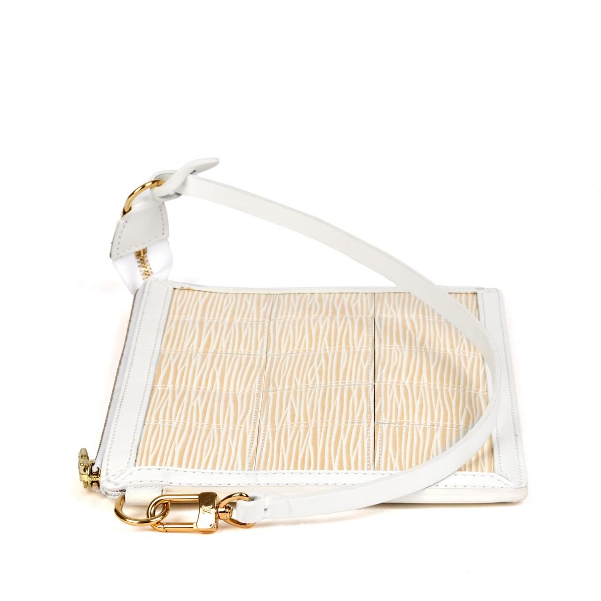 LOUIS VUITTON Pochette Delmonico de Piel Epi Estirada Blanca y Dorada en Excelente Estado en Bishop's Stortford, Hertfordshire