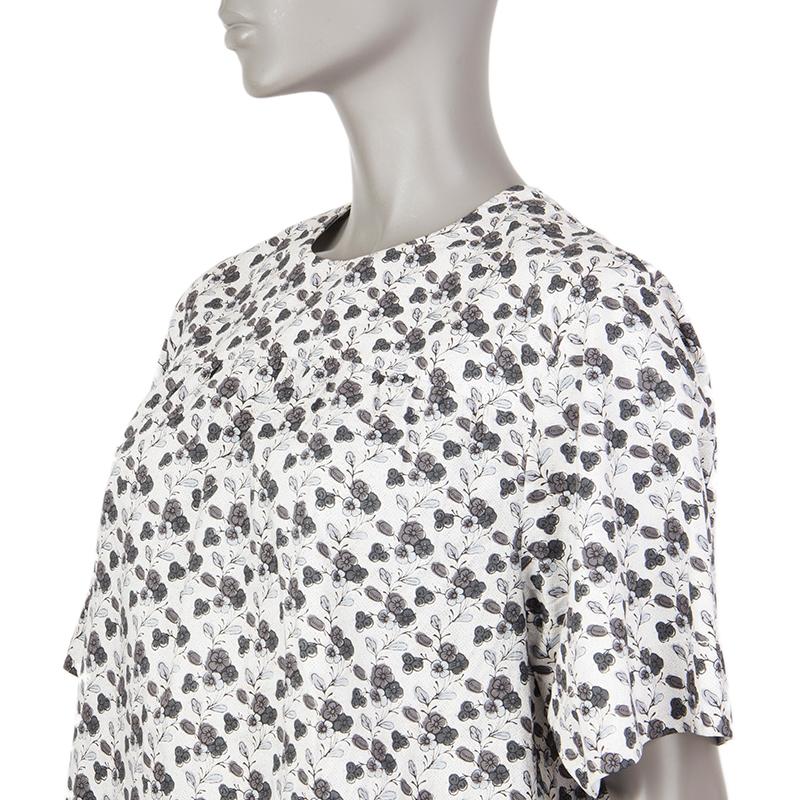 100% authentic Louis Vuitton oversized shirt in white and grey cotton (100%) with drop-shoulder and one pleat on the back. Sleeve measurement has been taken from the neck. Opens with button on the neck. Unlined. Has been worn and is in excellent