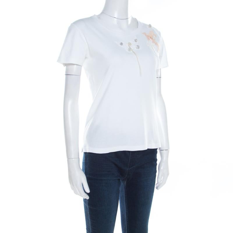 A blend of comfort and style, this Louis Vuitton t-shirt is exactly what you need to be at the top of your style game. This eye-catching white piece is a definitive look pick that goes along with any kind of mood. This amazing creation features