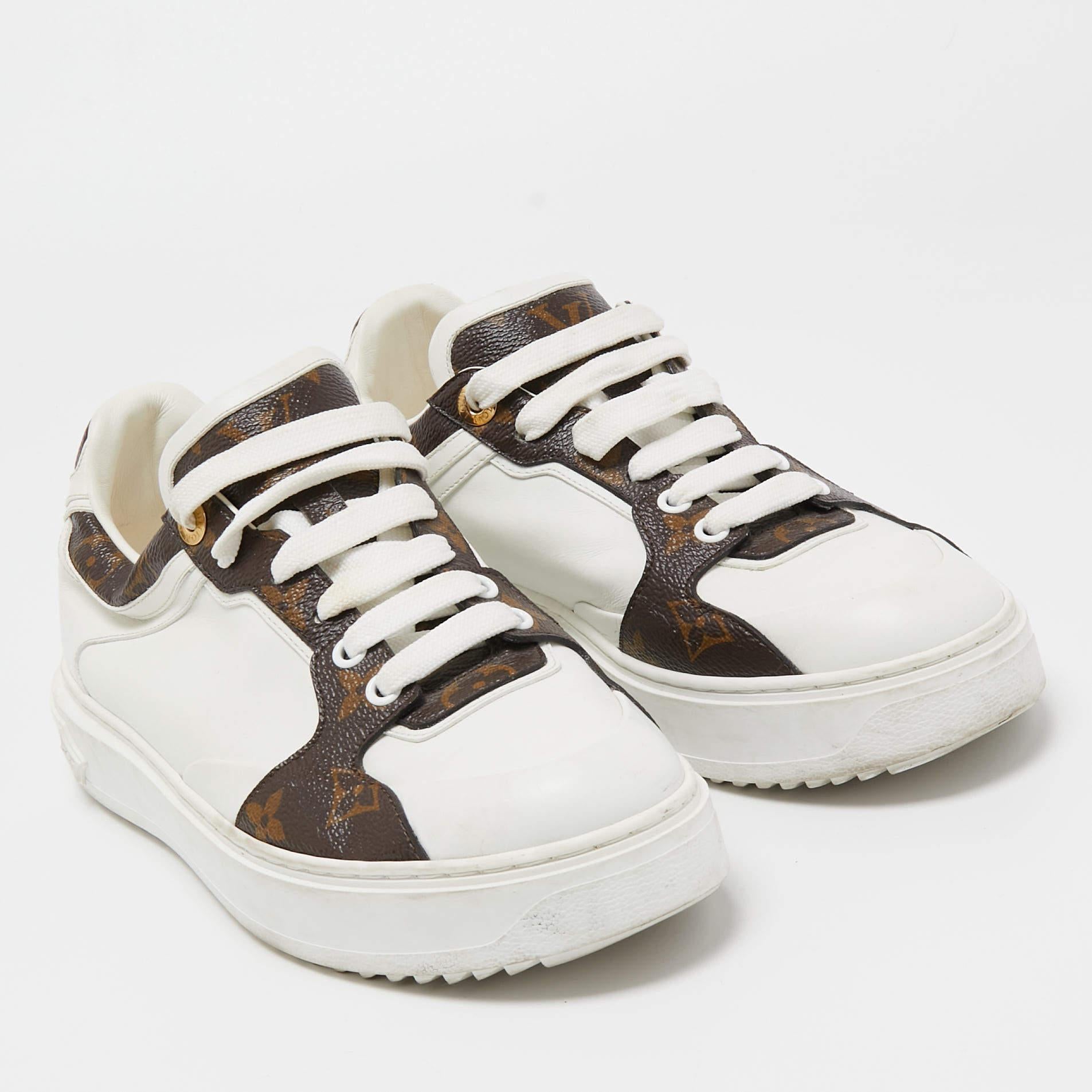 Louis Vuitton White Leather and Monogram Canvas Time Out Sneakers Size 39 In Good Condition In Dubai, Al Qouz 2