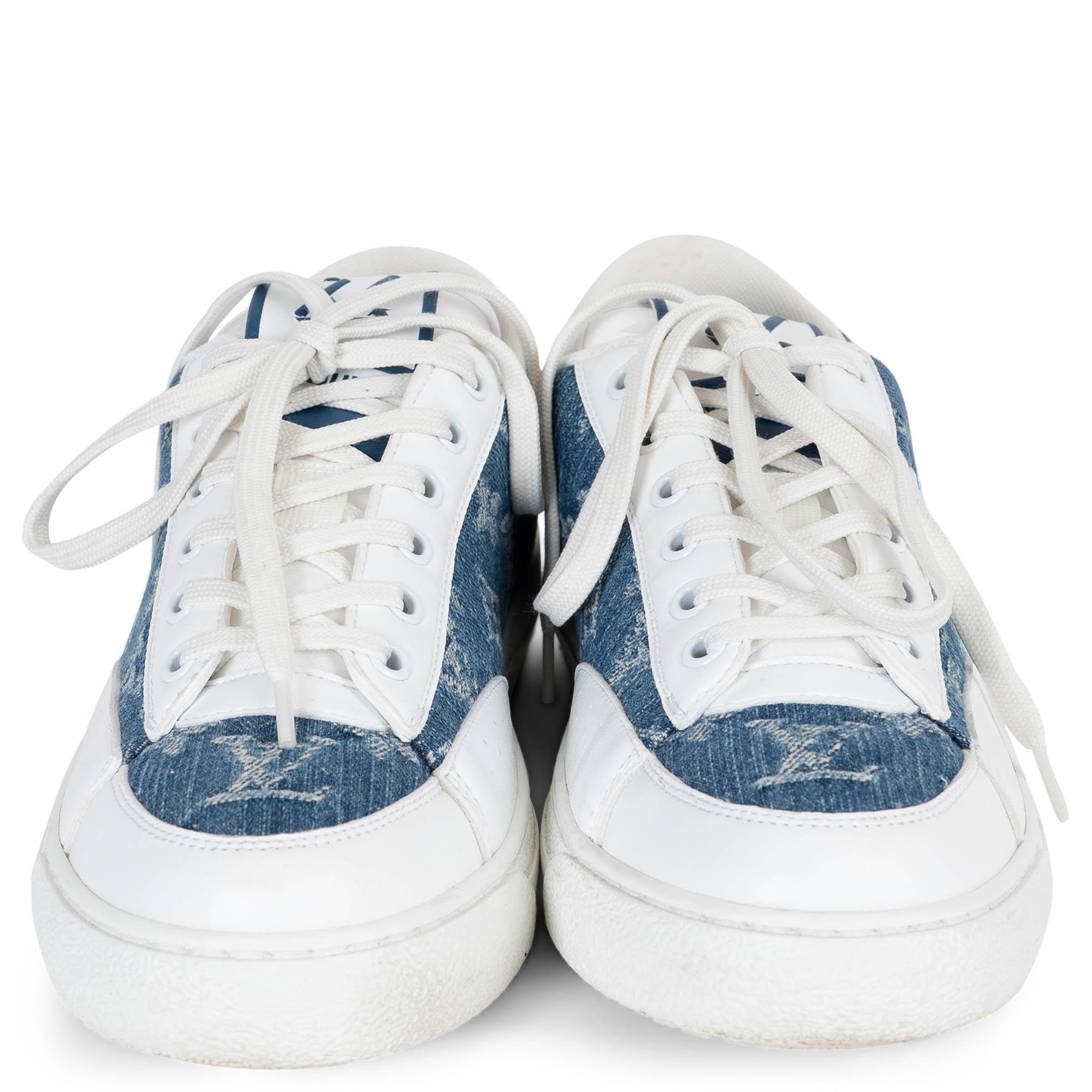 Cette basket Charlie de Louis Vuitton, 100% authentique, est réalisée en denim Monogram bleu avec des finitions en cuir blanc. Elle allie un design moderne à la signature artisanale de LV. Elle présente des bouts ronds, des semelles en caoutchouc et