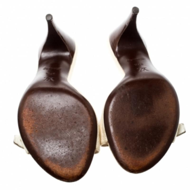 Sfoggia il massimo dello stile con questi bellissimi sandali in pelle. Abbraccia il tuo lato unico indossando questo paio di sandali con suola in pelle. Questi sandali classici di Louis Vuitton sono un punto fermo dell'armadio di ogni donna. Questi