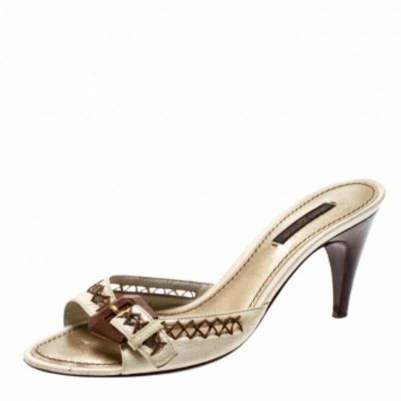 Louis Vuitton - Sandali in pelle bianca con fibbia e tacco gattino - misura 37,5 In condizioni buone in vendita a Dubai, Al Qouz 2