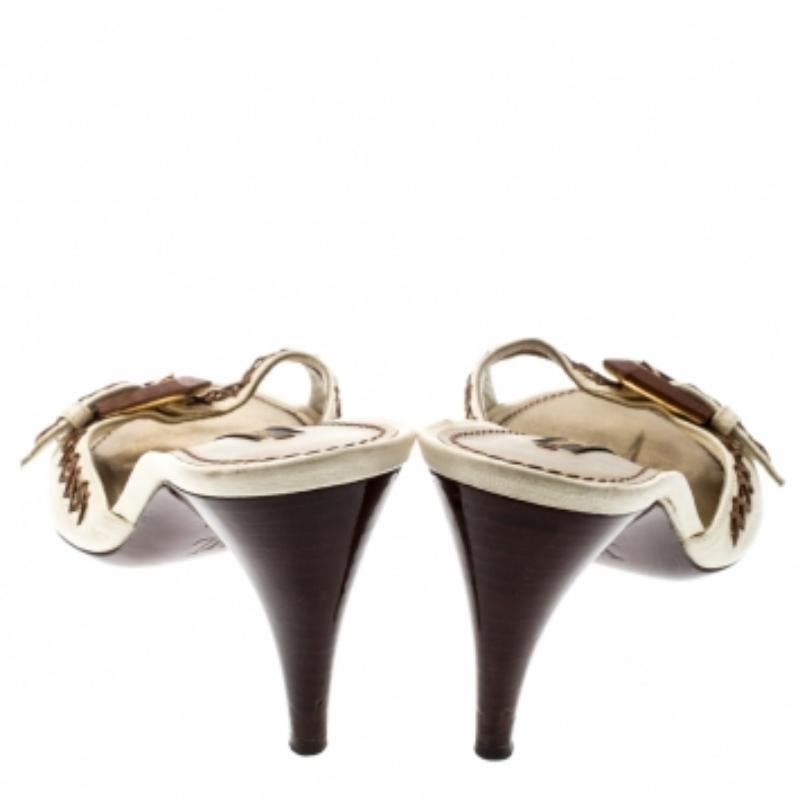 Donna Louis Vuitton - Sandali in pelle bianca con fibbia e tacco gattino - misura 37,5 in vendita
