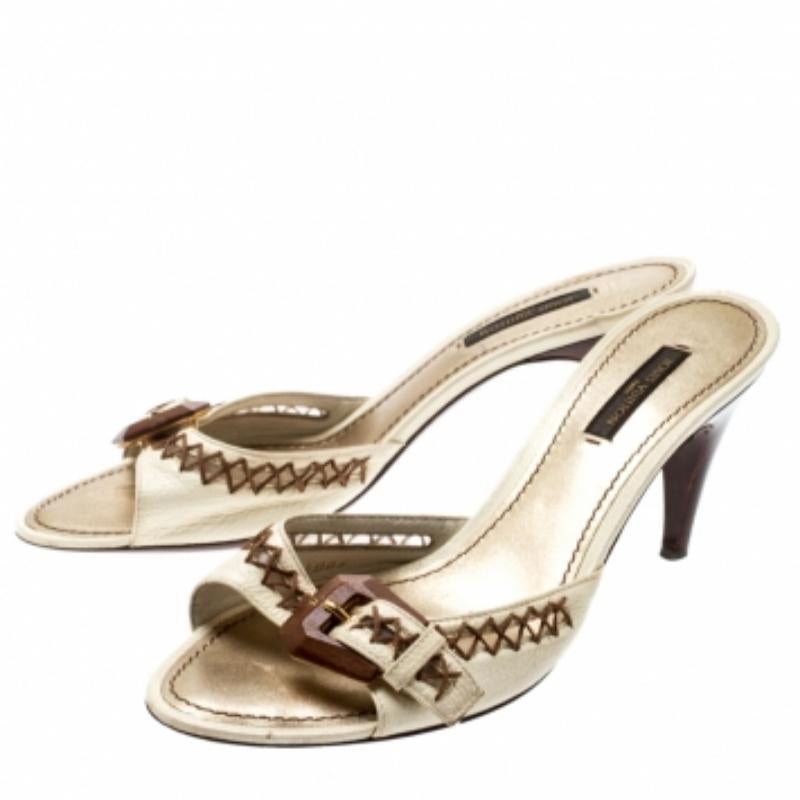 Louis Vuitton - Sandali in pelle bianca con fibbia e tacco gattino - misura 37,5 in vendita 2