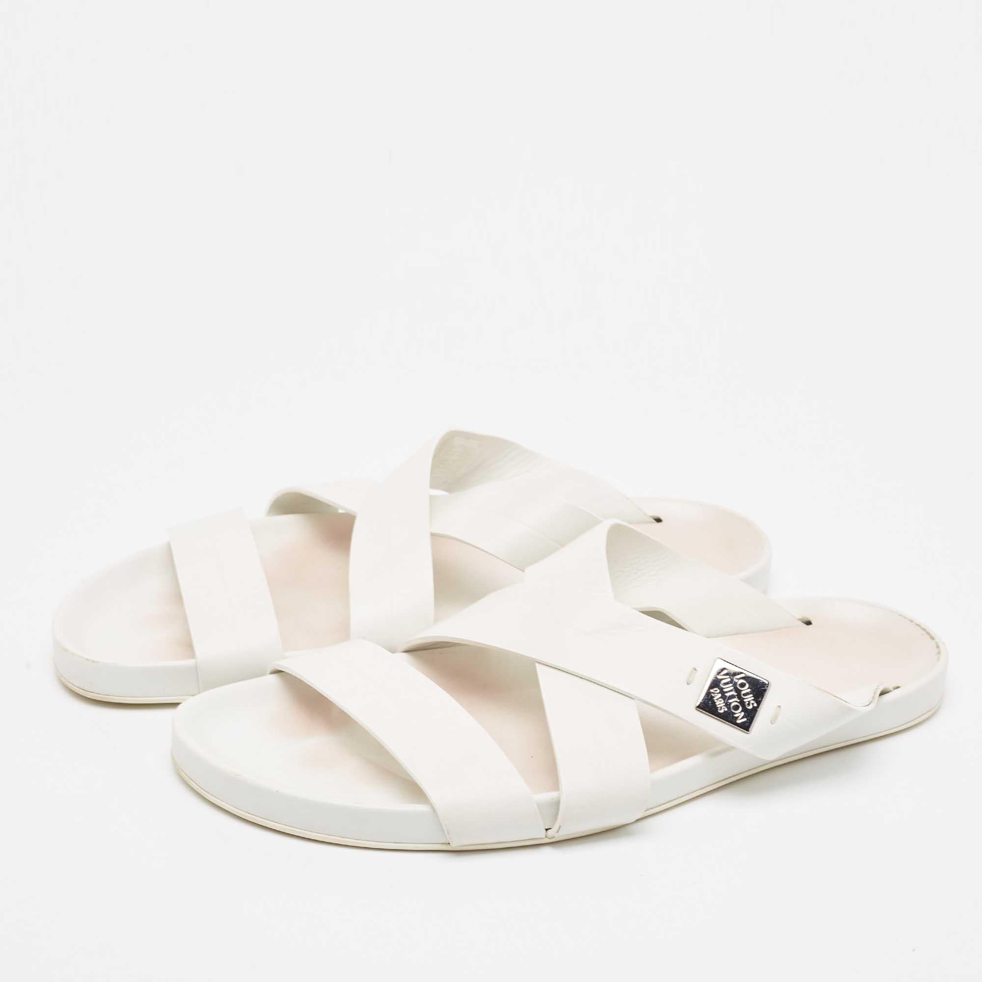 Keep your comfort to a maximum with these durable white leather flats. These Louis Vuitton slides are perfect for everyday use.

